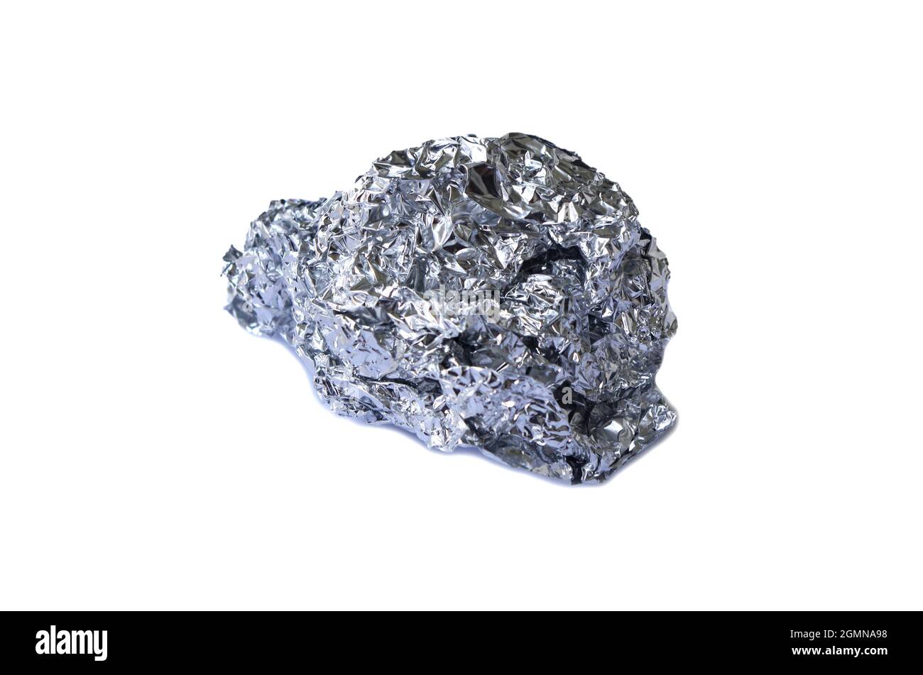 Alluminio. Lamina di alluminio argentata con lucido ricalcato di carta di alluminio, isolata su sfondo bianco. I prezzi dell'alluminio hanno raggiunto un livello record. Foto Stock