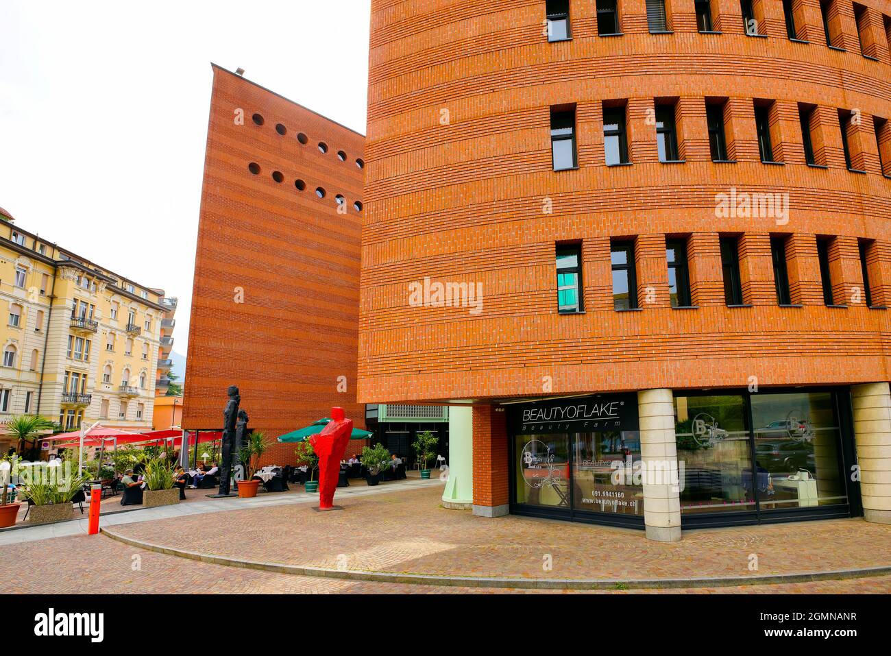 L'edificio degli appartamenti è situato in posizione centrale e vanta viste mozzafiato. L'edificio del Centro cinque continenti è stato progettato dall'architetto prof. Mari Foto Stock