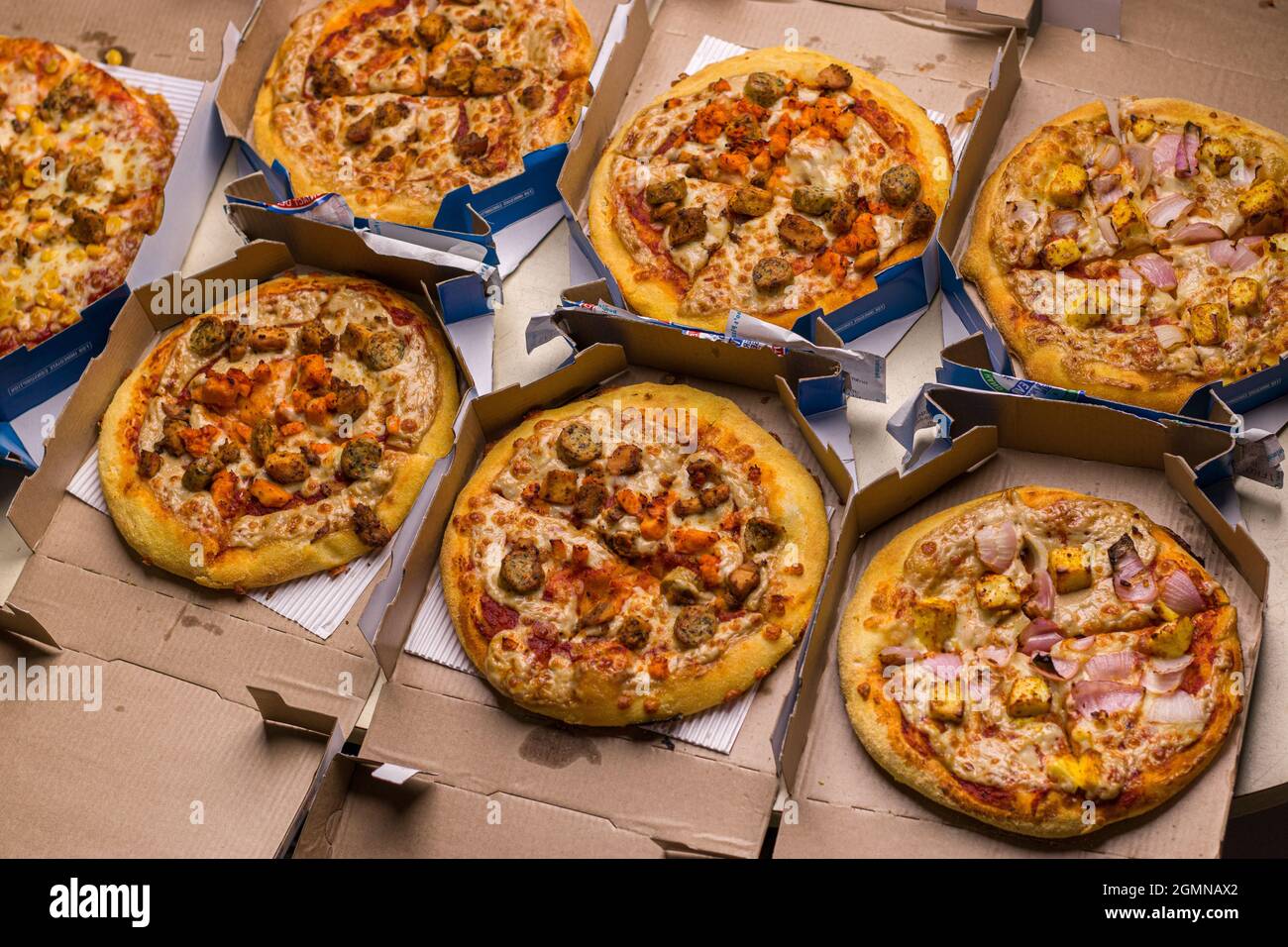 West Bangal, India - 21 agosto 2021 : Dominos pizza on box stock image. Foto Stock