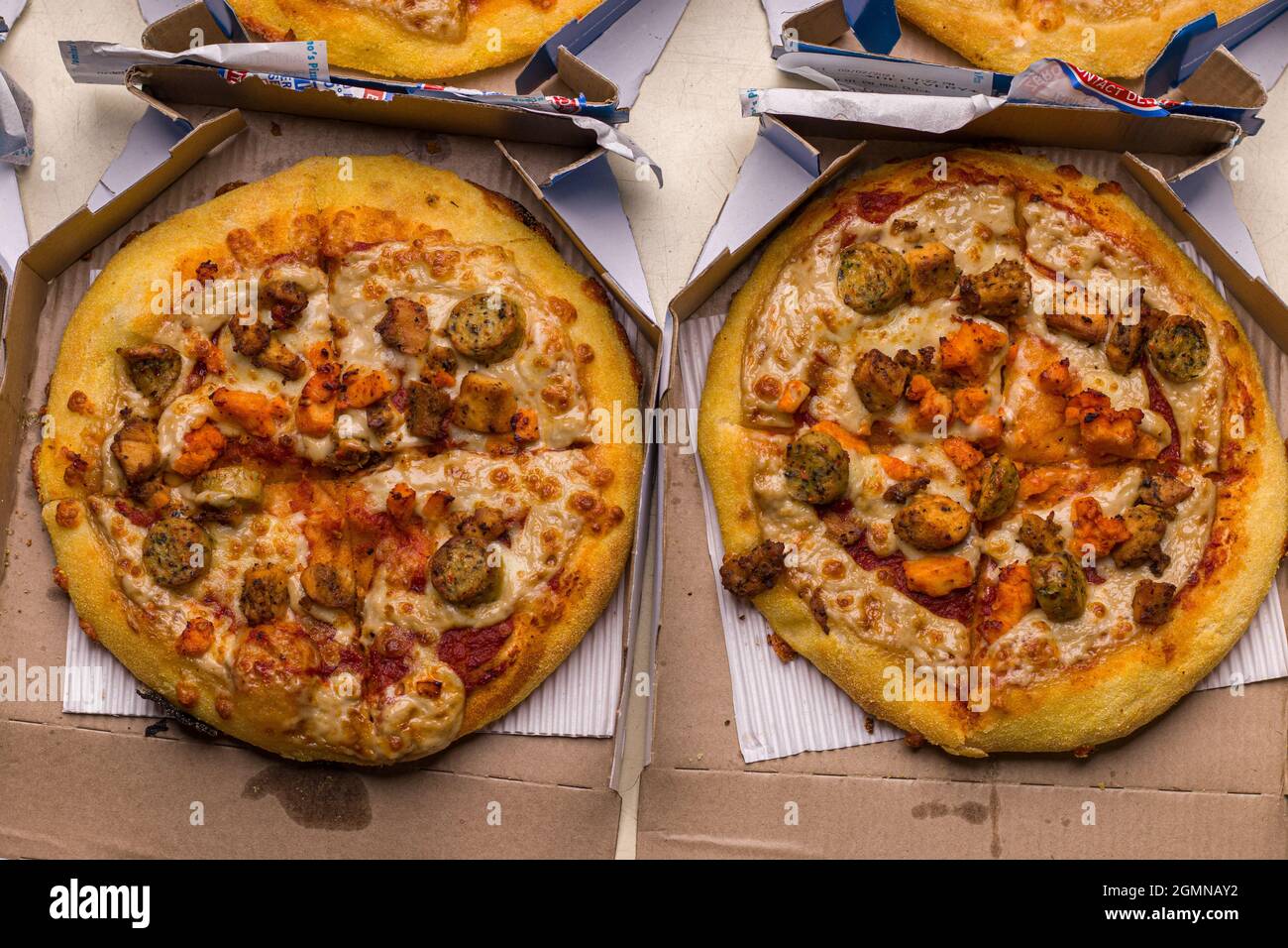 West Bangal, India - 21 agosto 2021 : Dominos pizza on box stock image. Foto Stock