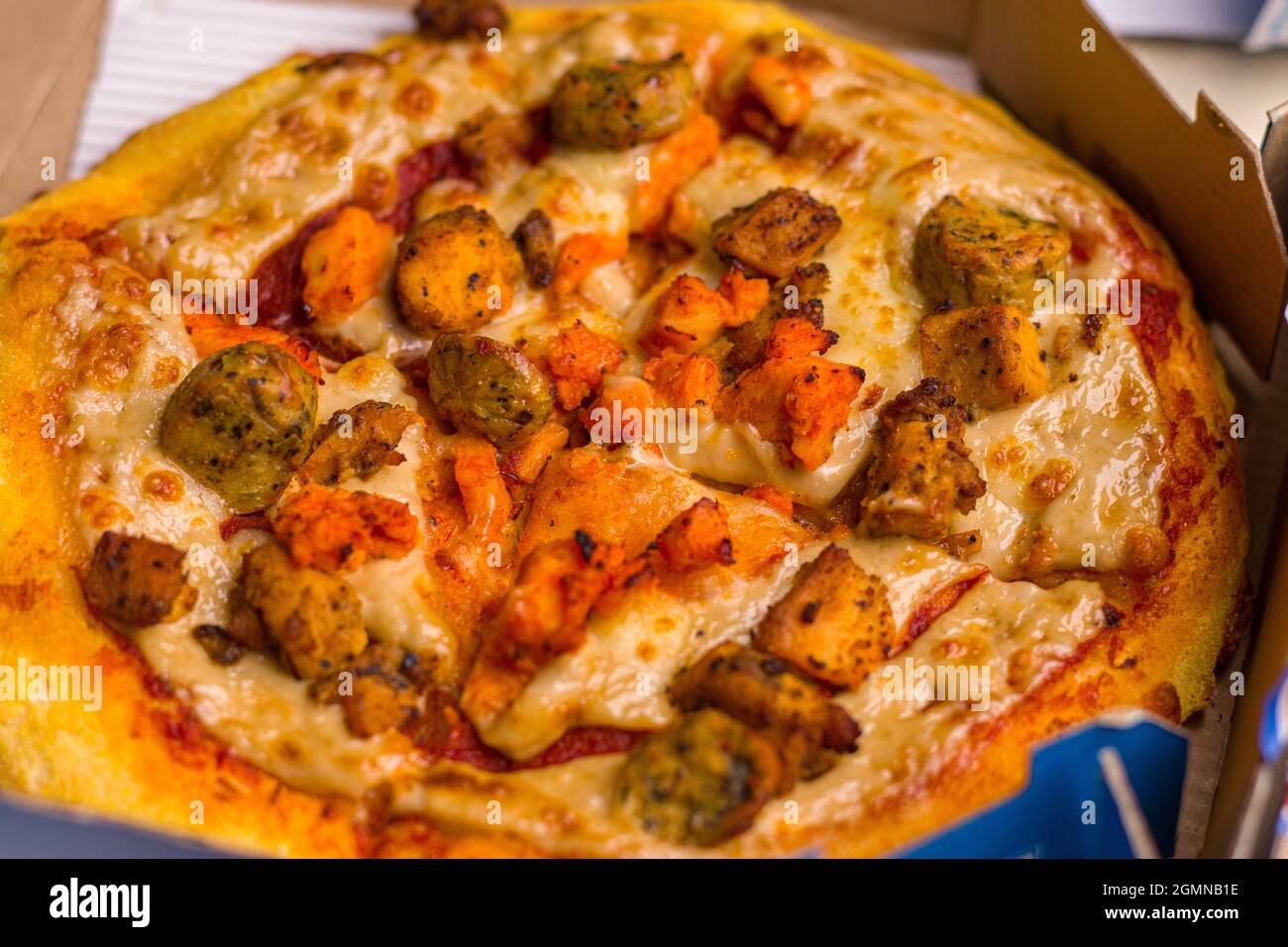 West Bangal, India - 21 agosto 2021 : Dominos pizza on box stock image. Foto Stock