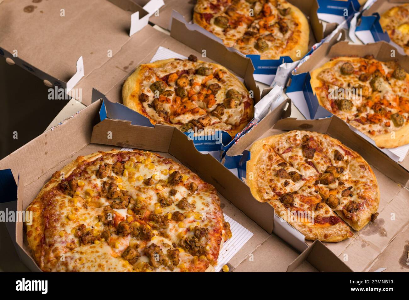 West Bangal, India - 21 agosto 2021 : Dominos pizza on box stock image. Foto Stock