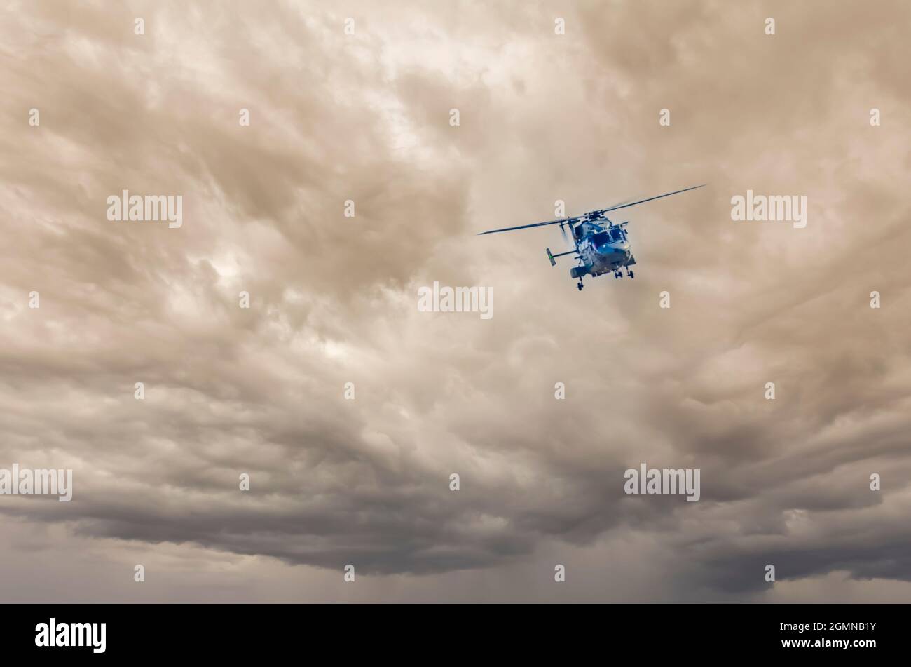 Dhruv, un elicottero leggero avanzato sviluppato da Hindustan Aeronautics Limited, vola sullo sfondo di nubi di monsone grigio temporoso. Foto Stock