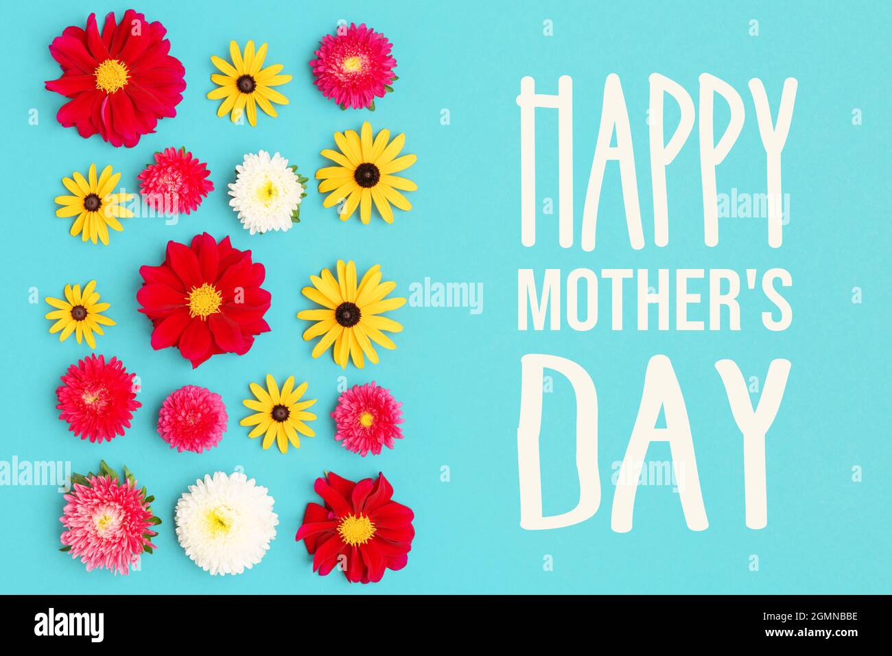 Happy Mamma's Day pastello sfondo floreale blu. Modello di biglietto d'auguri piatto di colore blu con bellissimi fiori. Foto Stock