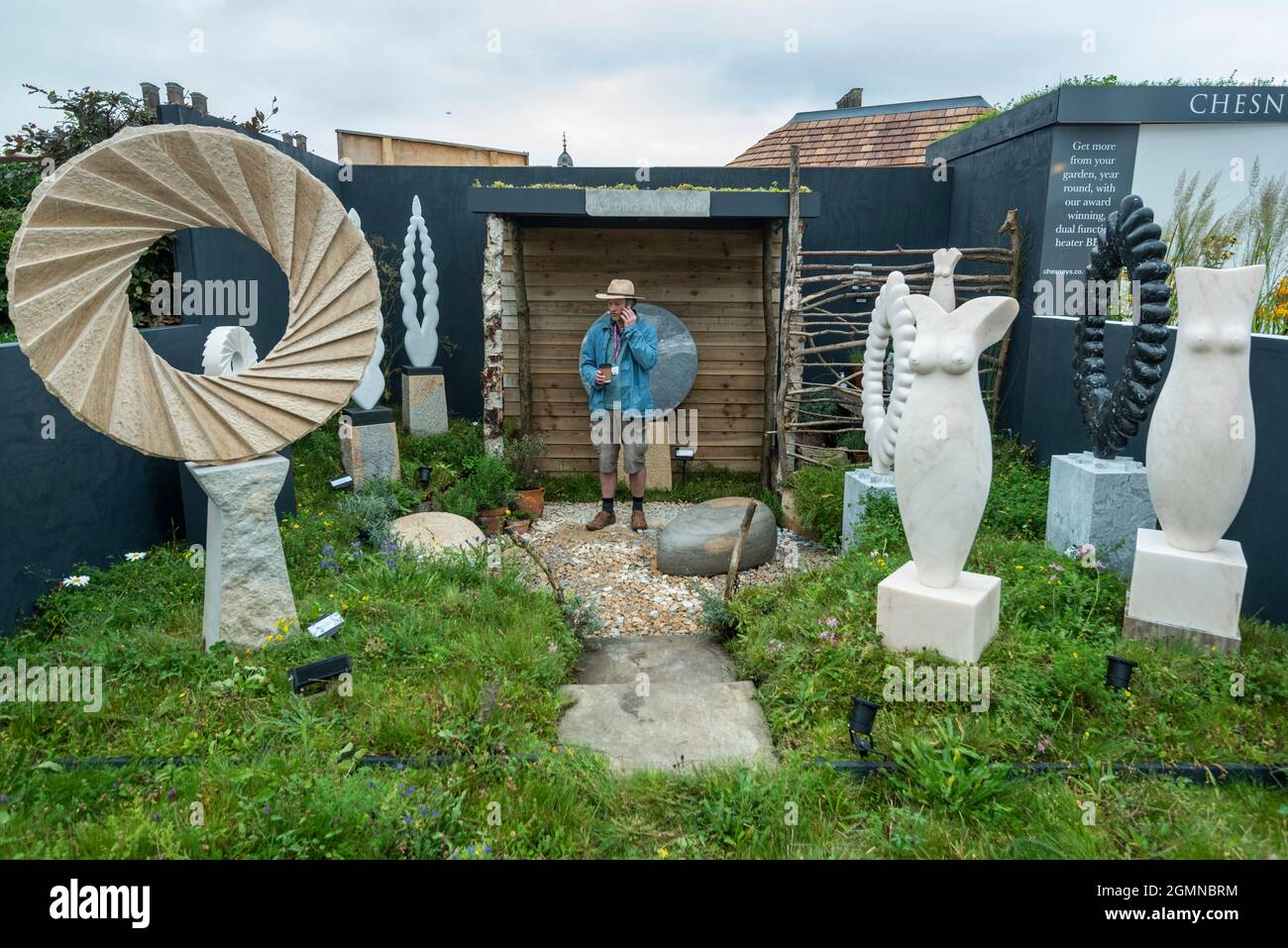 Londra, Regno Unito. 20 settembre 2021. Nicholas Moreton, scultore, al suo stand al RHS Chelsea Flower Show. Annullato a causa di problemi Covid-19 l'anno scorso, questa è la prima volta che lo spettacolo si svolge nel mese di settembre (di solito maggio). Lo spettacolo si svolge fino al 26 settembre presso il Royal Hospital Chelsea. Credit: Stephen Chung / Alamy Live News Foto Stock