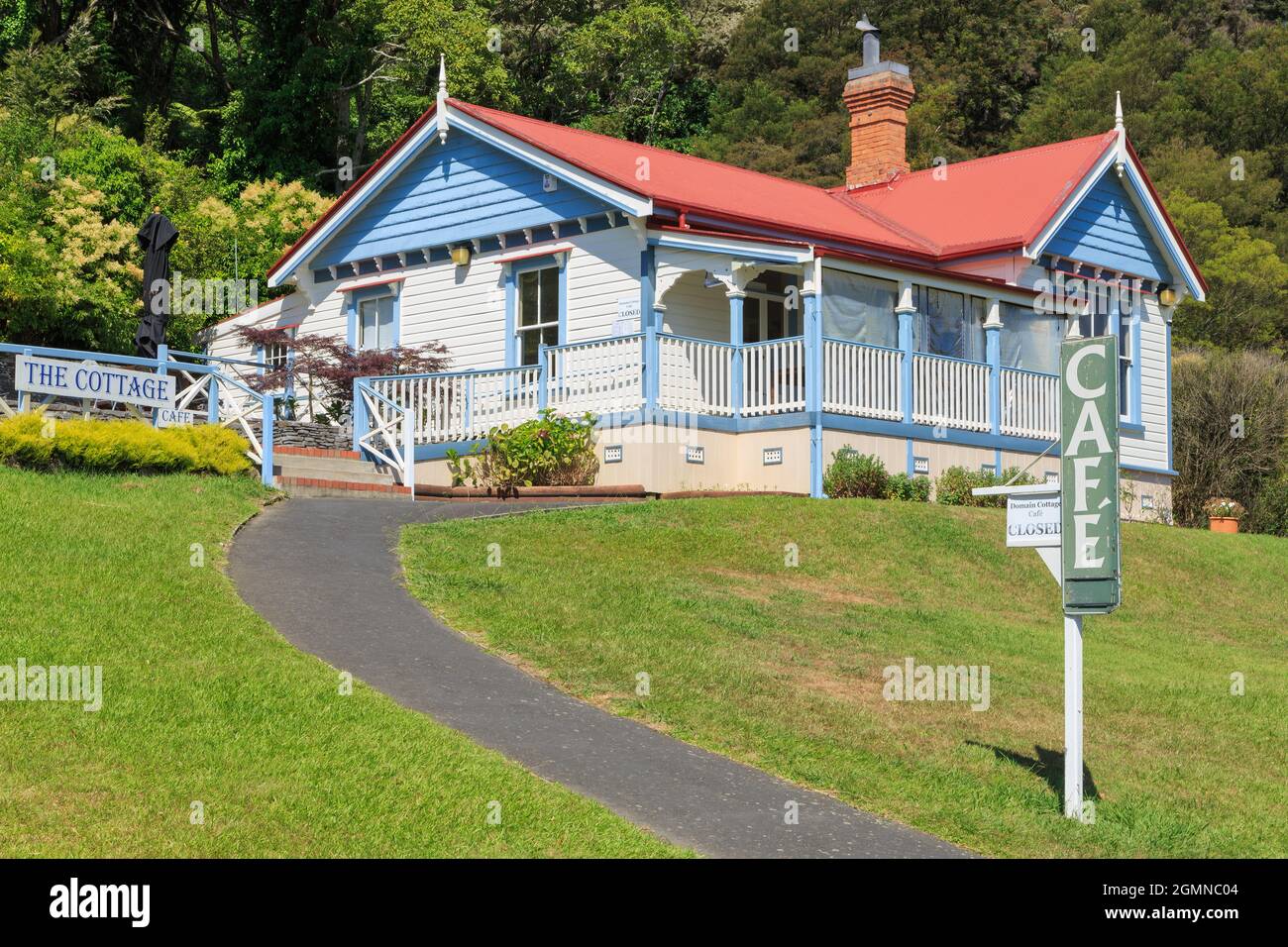 Te Aroha, Nuova Zelanda. Il Cottage Cafe in te Aroha Domain Park, situato nel vecchio cottage del giardiniere del 1907 Foto Stock