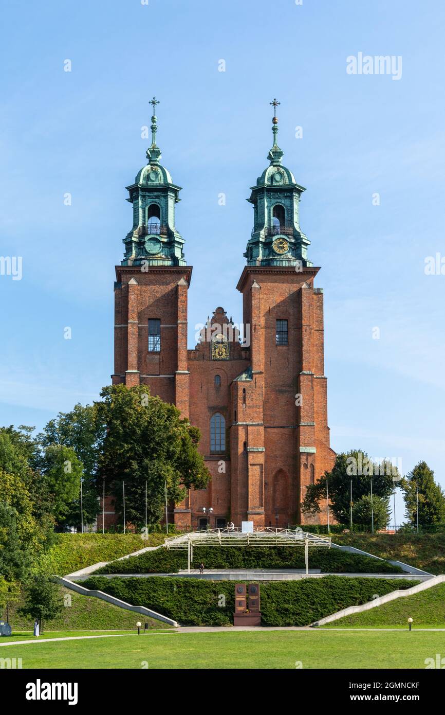 Gniezno, Polonia - 7 settembre 2021: Vista verticale della Cattedrale reale di Gniezno nella Polonia centrale Foto Stock