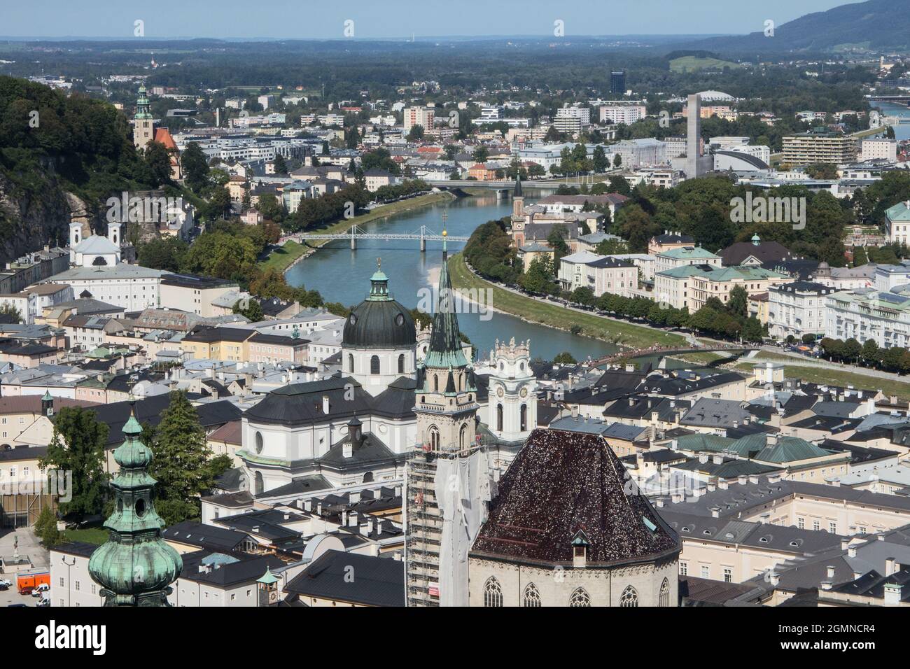 Vista di Salisburgo e del fiume Salzach dalla Fortezza di Hohenzalzburg Foto Stock