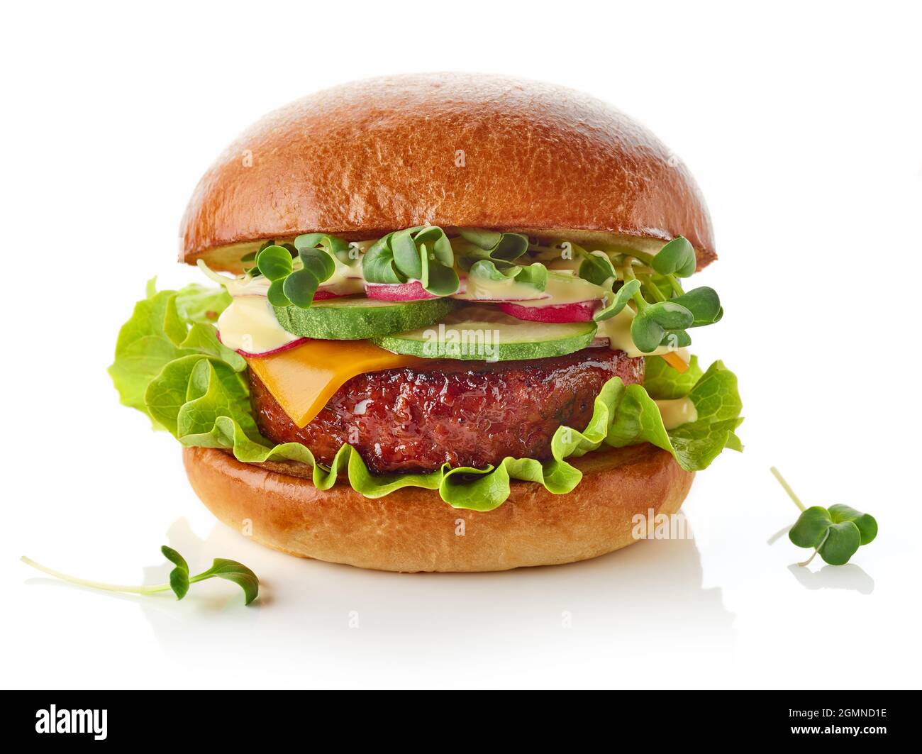 Hamburger vegano fresco con cutlet a base di carne senza piante isolato su sfondo bianco Foto Stock