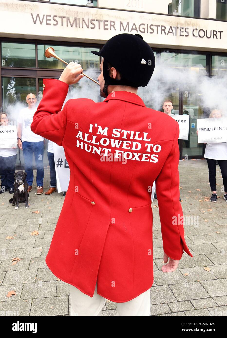 Londra, Regno Unito. 20 settembre 2021, Londra, Regno Unito manifestanti dalla Lega contro la carità di sport di Cruel fuori dalla Corte dei Magistrati di Westminster per il caso di Mark Hankinson, direttore della Associazione dei Maestri di Foxhounds, che è stato presumibilmente catturato in un webinar dando consigli su come aiutare le cacciate su come infrangere la legge. Beneficenza nazionale per il benessere degli animali la Lega contro Cruel Sports è stata denunciante nel caso, che è stato indagato da Devon e Cornwall Police. Il caso è in corso. Credit: Doug Peters/EMPICS/Alamy Live News Foto Stock