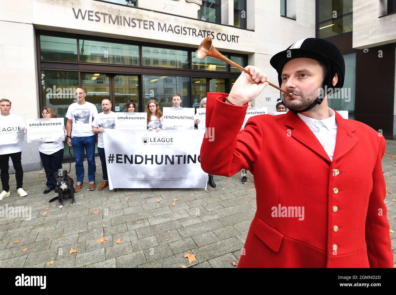 Londra, Regno Unito. 20 settembre 2021, Londra, Regno Unito manifestanti dalla Lega contro la carità di sport di Cruel fuori dalla Corte dei Magistrati di Westminster per il caso di Mark Hankinson, direttore della Associazione dei Maestri di Foxhounds, che è stato presumibilmente catturato in un webinar dando consigli su come aiutare le cacciate su come infrangere la legge. Beneficenza nazionale per il benessere degli animali la Lega contro Cruel Sports è stata denunciante nel caso, che è stato indagato da Devon e Cornwall Police. Il caso è in corso. Credit: Doug Peters/EMPICS/Alamy Live News Foto Stock