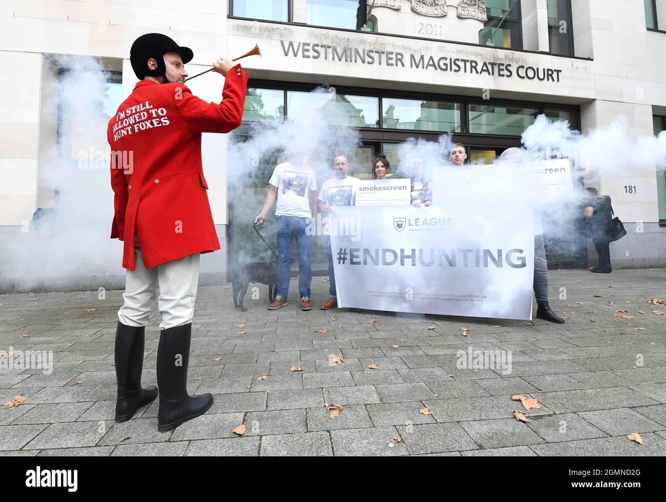 Londra, Regno Unito. 20 settembre 2021, Londra, Regno Unito manifestanti dalla Lega contro la carità di sport di Cruel fuori dalla Corte dei Magistrati di Westminster per il caso di Mark Hankinson, direttore della Associazione dei Maestri di Foxhounds, che è stato presumibilmente catturato in un webinar dando consigli su come aiutare le cacciate su come infrangere la legge. Beneficenza nazionale per il benessere degli animali la Lega contro Cruel Sports è stata denunciante nel caso, che è stato indagato da Devon e Cornwall Police. Il caso è in corso. Credit: Doug Peters/EMPICS/Alamy Live News Foto Stock