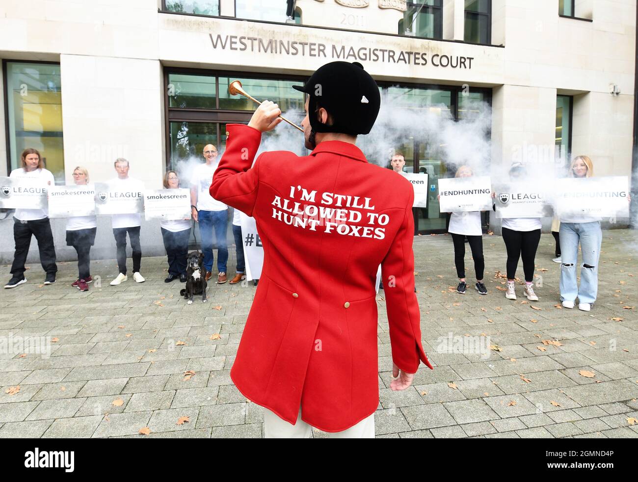 Londra, Regno Unito. 20 settembre 2021, Londra, Regno Unito manifestanti dalla Lega contro la carità di sport di Cruel fuori dalla Corte dei Magistrati di Westminster per il caso di Mark Hankinson, direttore della Associazione dei Maestri di Foxhounds, che è stato presumibilmente catturato in un webinar dando consigli su come aiutare le cacciate su come infrangere la legge. Beneficenza nazionale per il benessere degli animali la Lega contro Cruel Sports è stata denunciante nel caso, che è stato indagato da Devon e Cornwall Police. Il caso è in corso. Credit: Doug Peters/EMPICS/Alamy Live News Foto Stock