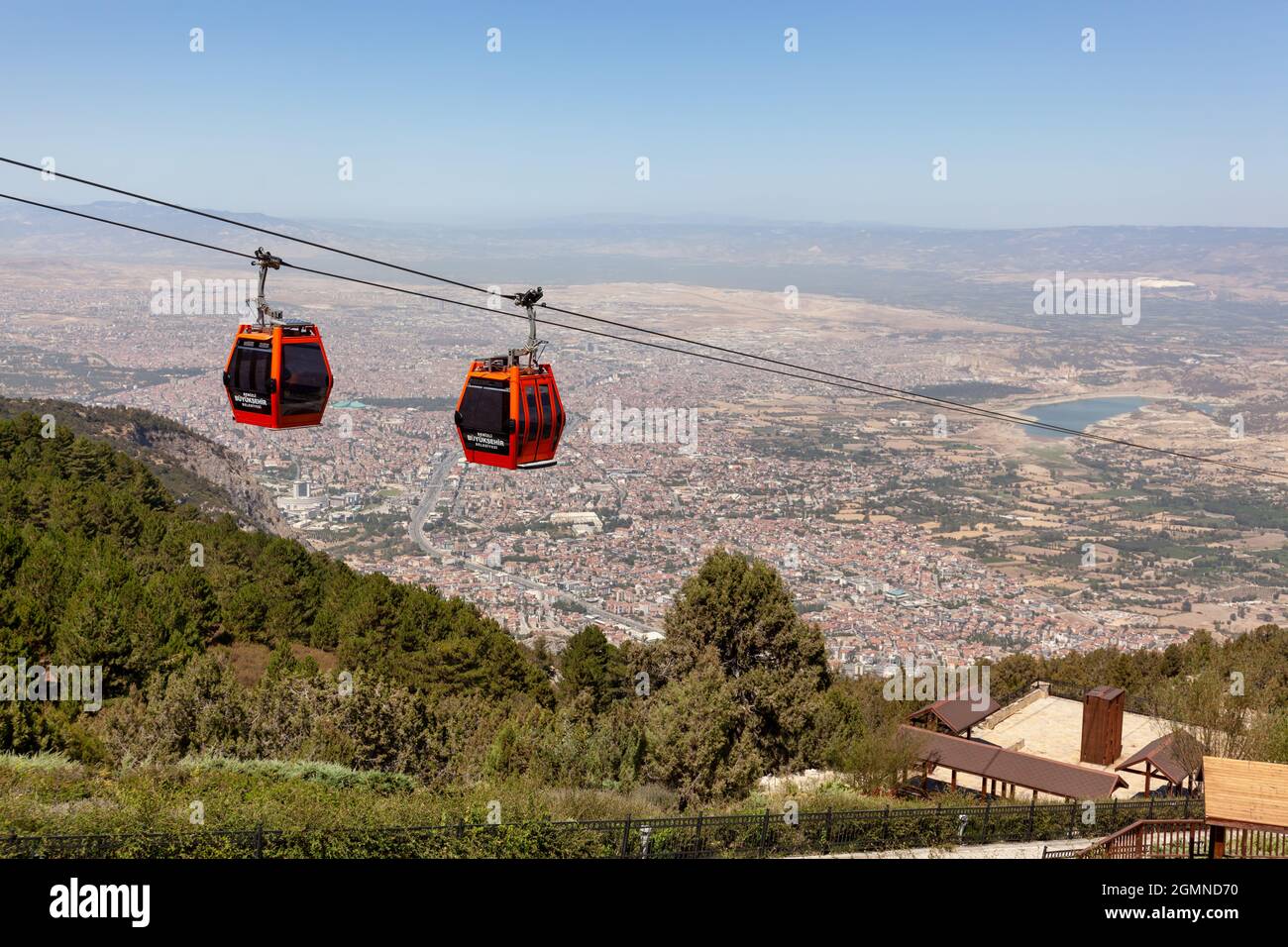 Denizli, TURCHIA - 4 settembre 2021 : funivia e vista panoramica della città di Denizli Foto Stock