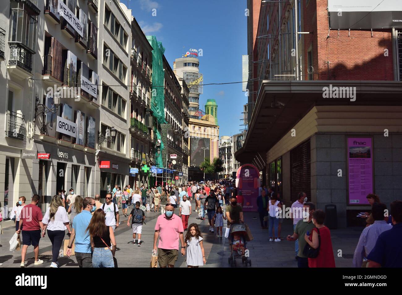 Madrid, Spagna - 18 settembre 2021: Via Preciados. Persone che camminano dopo la pandemia. Foto Stock