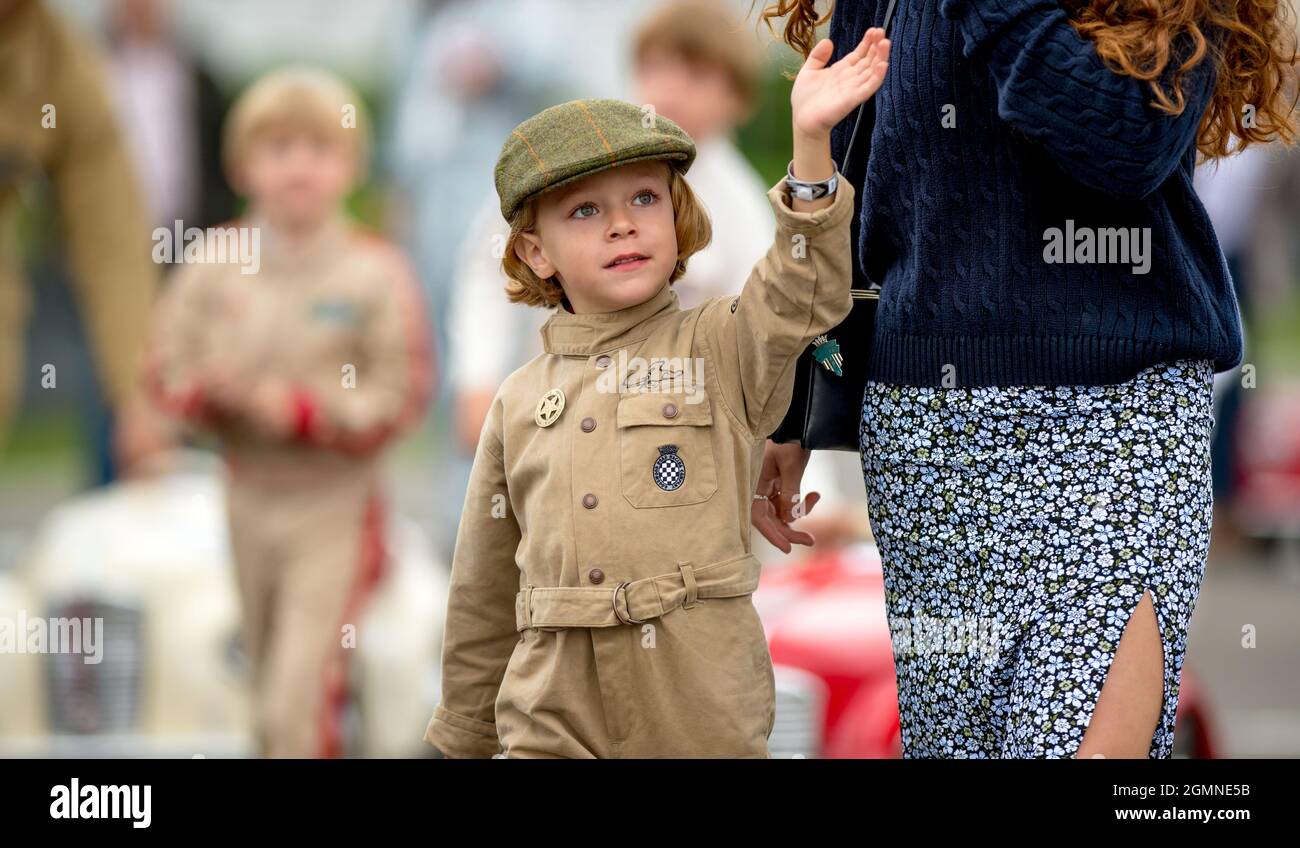 Goodwood, Regno Unito. 19 Settembre 2021. Concorrenti pronti per uno degli eventi speciali Goodwood Revivals, la Settrington Cup per le auto a pedali Austin J40 al Goodwood Revival Festival al Goodwood Circuit di Sussex, Regno Unito, il 19 settembre 2021. Foto di Phil Hutchinson. Solo per uso editoriale, licenza richiesta per uso commerciale. Nessun utilizzo nelle scommesse, nei giochi o nelle pubblicazioni di un singolo club/campionato/giocatore. Credit: UK Sports Pics Ltd/Alamy Live News Foto Stock