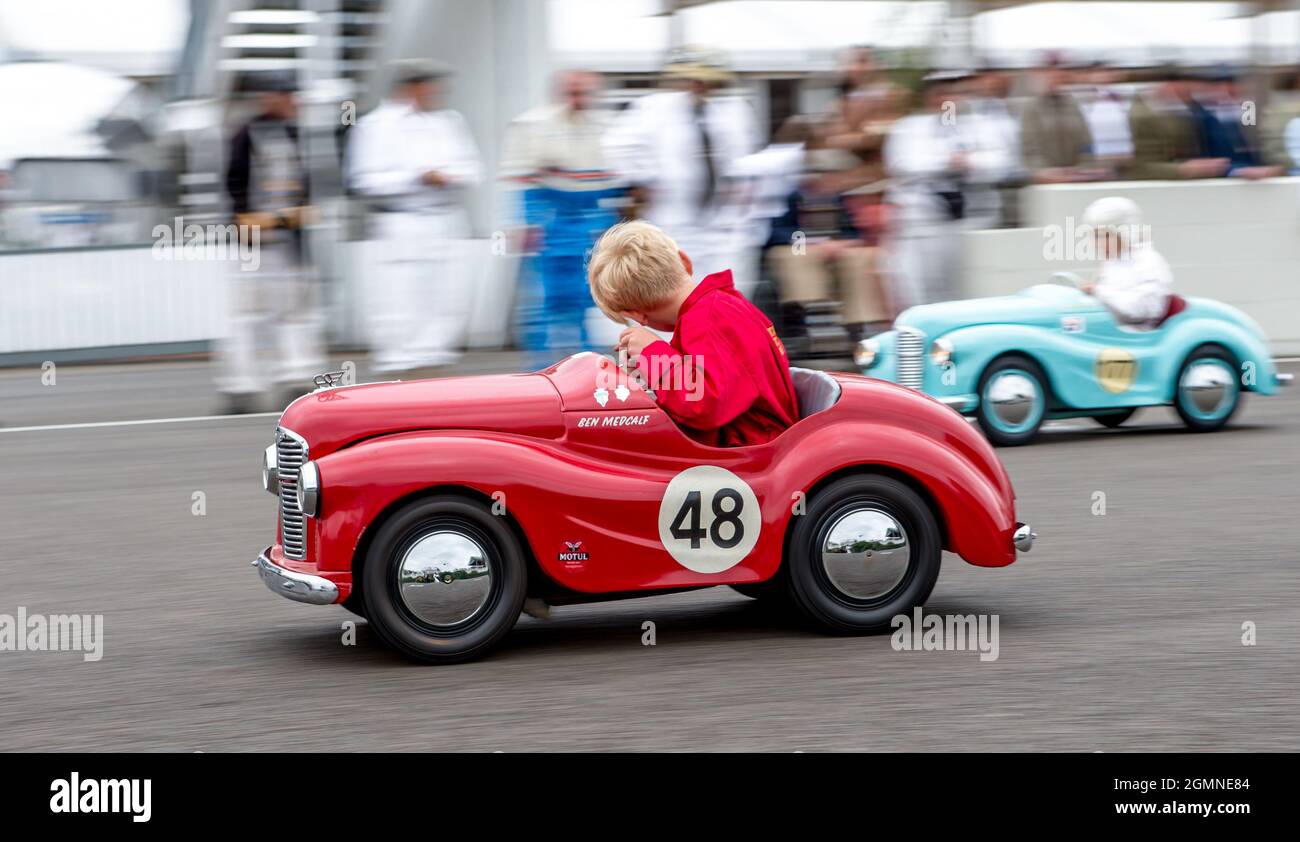 Goodwood, Regno Unito. 19 Settembre 2021. Ben Medcalf tenendo d'occhio coloro che si avvicinano dietro la guida in uno degli eventi speciali Goodwood revival, la Settrington Cup per Austin J40 Pedal Cars al Goodwood Revival Festival al Goodwood Circuit, Sussex, Regno Unito, il 19 settembre 2021. Foto di Phil Hutchinson. Solo per uso editoriale, licenza richiesta per uso commerciale. Nessun utilizzo nelle scommesse, nei giochi o nelle pubblicazioni di un singolo club/campionato/giocatore. Credit: UK Sports Pics Ltd/Alamy Live News Foto Stock