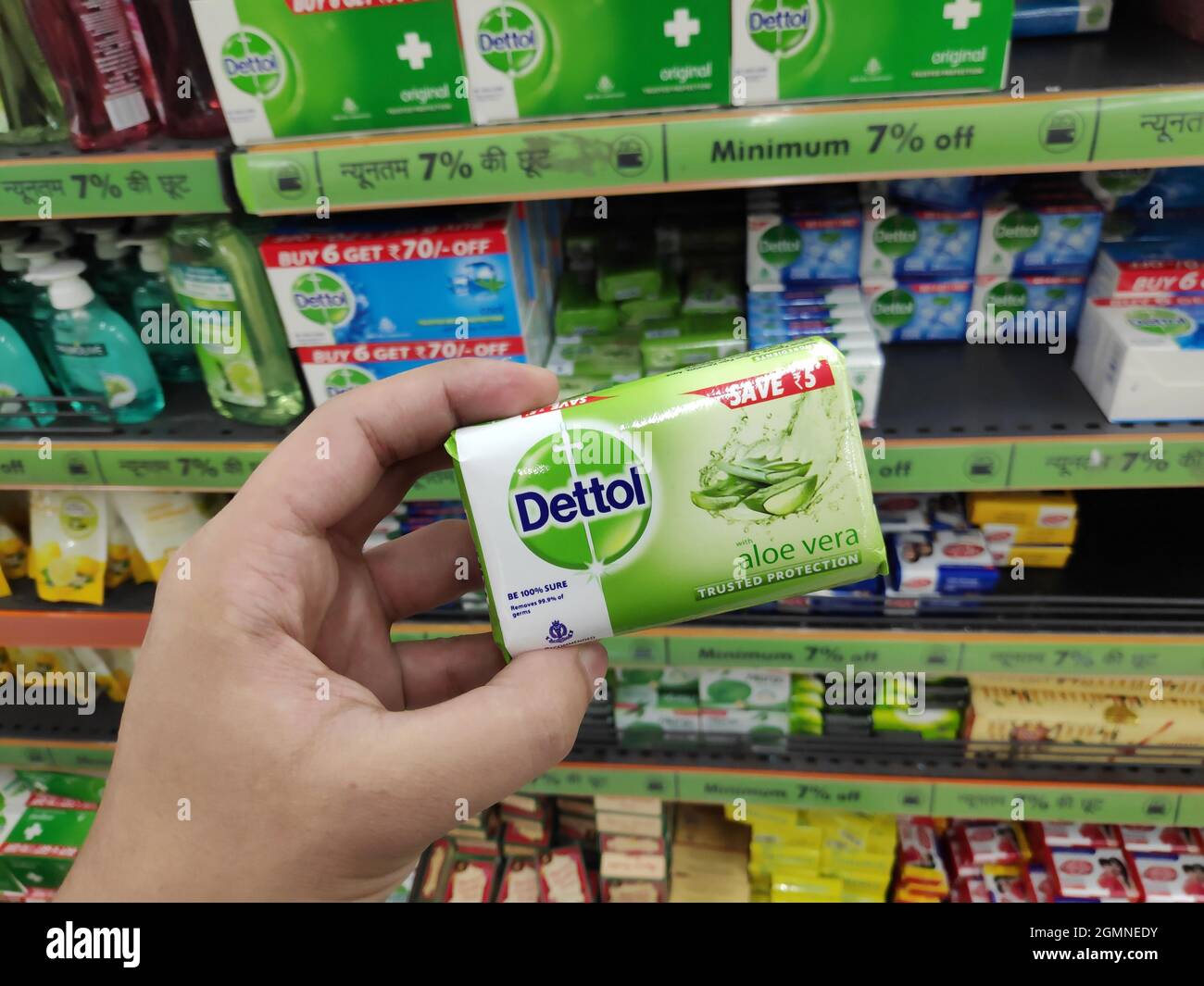 New Delhi, India - 20 aprile 2020: Sapone di Dettol in mano al centro commerciale, sapone antisettico di Dettol Foto Stock