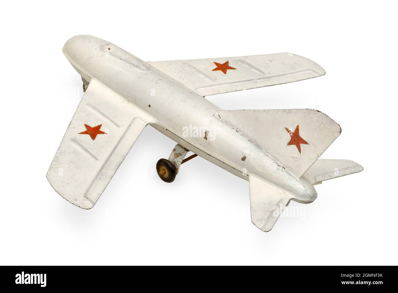 Oggetti isolati: Vecchio velivolo giocattolo in stagno, jet fighter sovietico generico, su sfondo bianco Foto Stock
