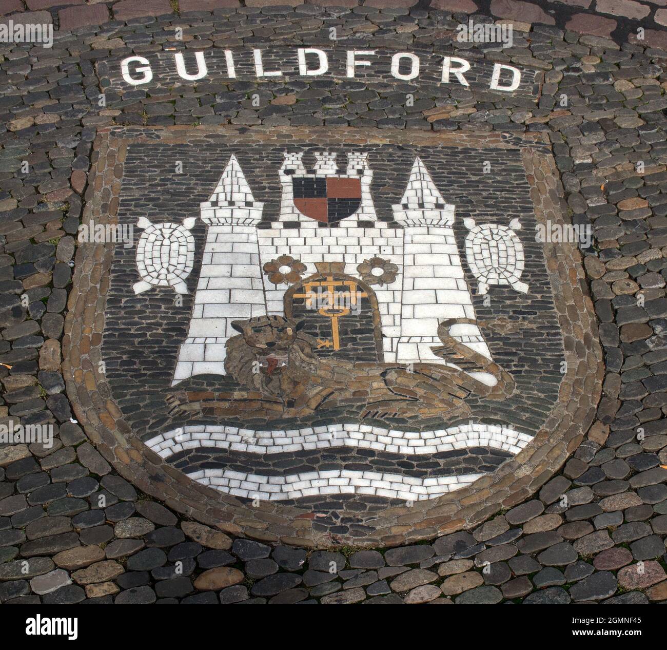 Un mosaico di marciapiedi a Friburgo, in Germania, dello stemma del Borough di Guildford, Surrey, con cui è gemellato Foto Stock