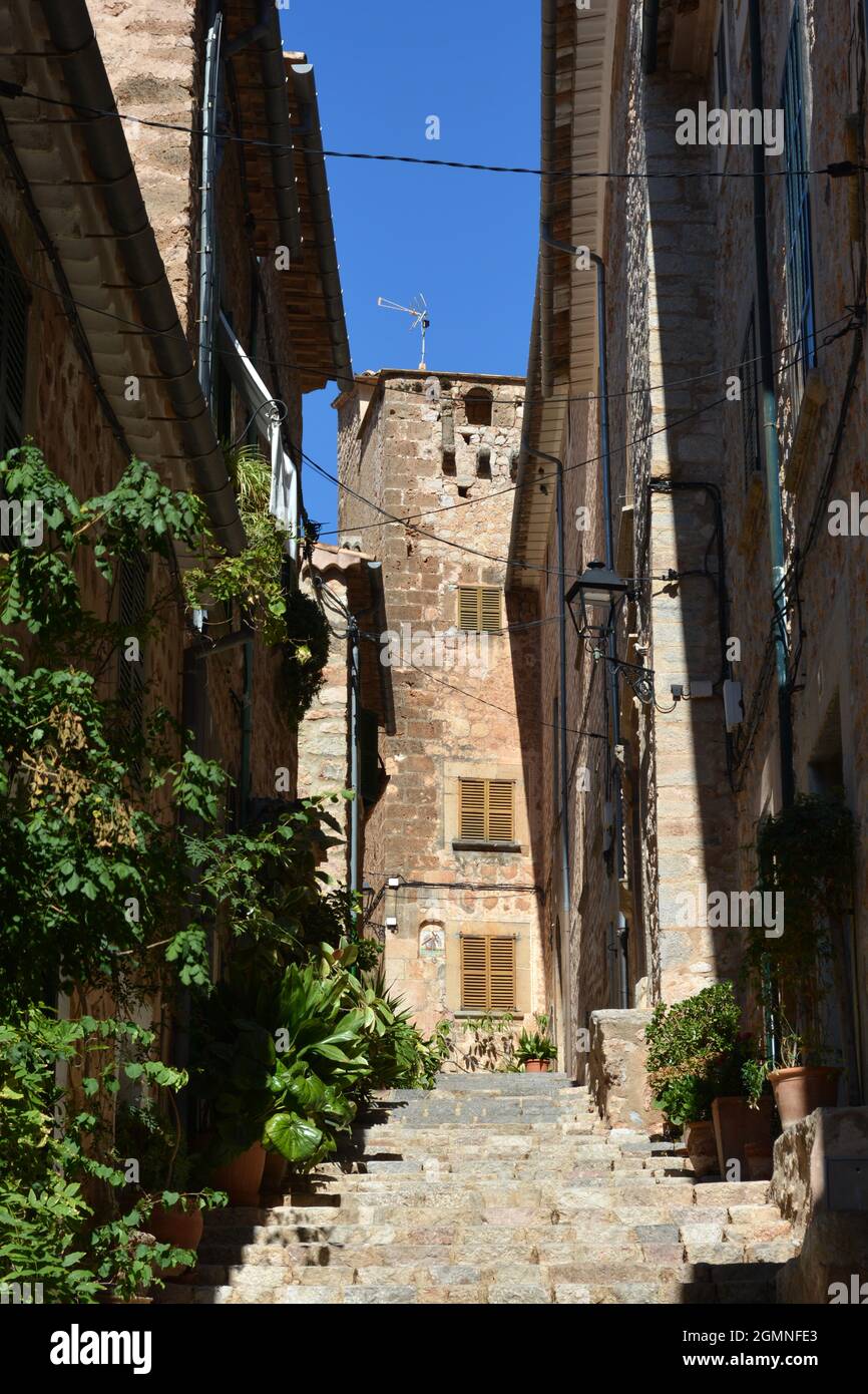 Scale, vicolo nel centro storico del villaggio di montagna di Fornalutx, Serra de Tramuntana, Mallorca, Spagna Foto Stock