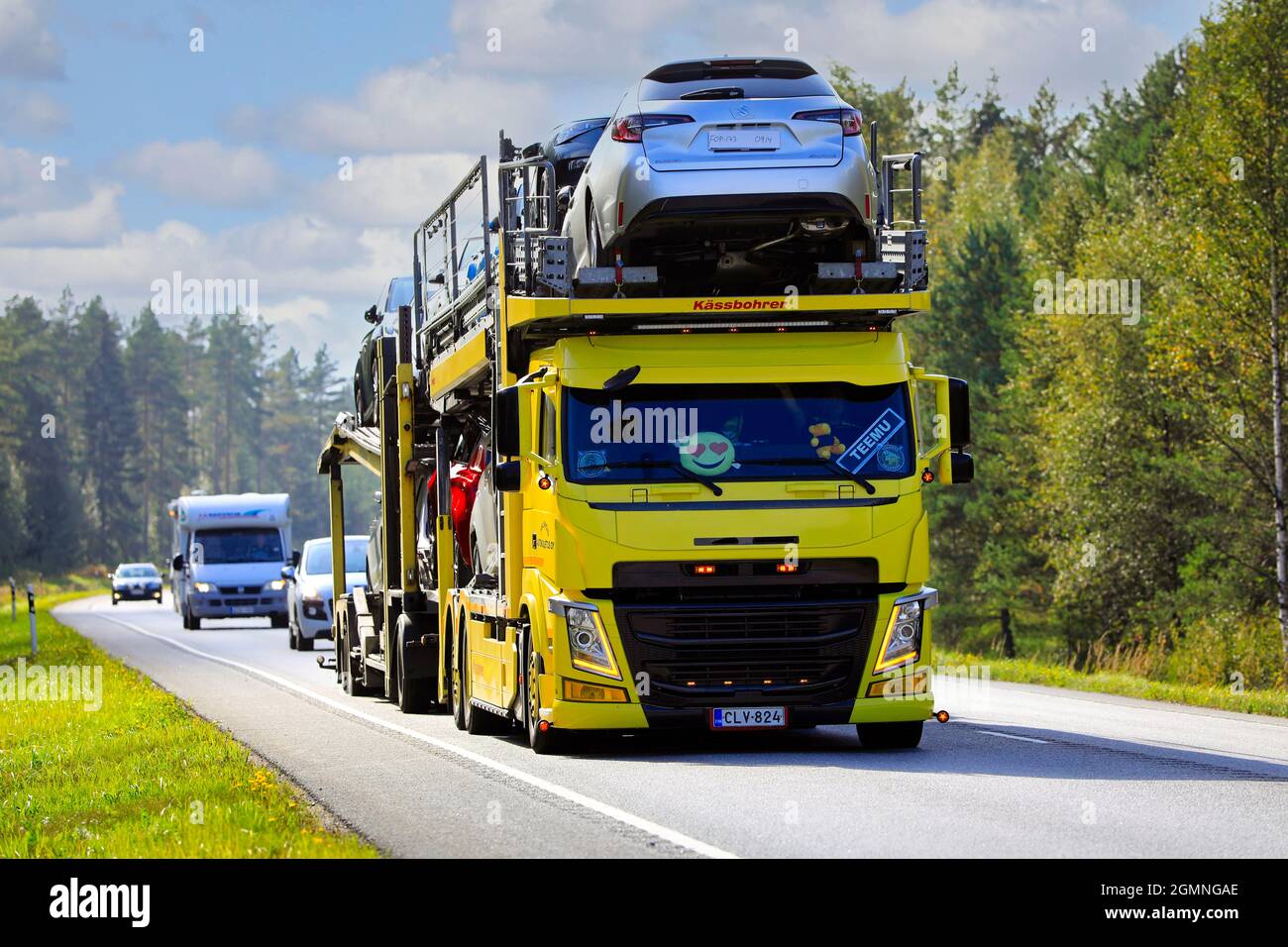 La bella compagnia automobilistica Volvo Helsingin Autokuljetus Oy trasporta nuove auto sull'autostrada 25 dal porto di Hanko alla terraferma. Raasepori, Finlandia. 9 settembre 2021. Foto Stock
