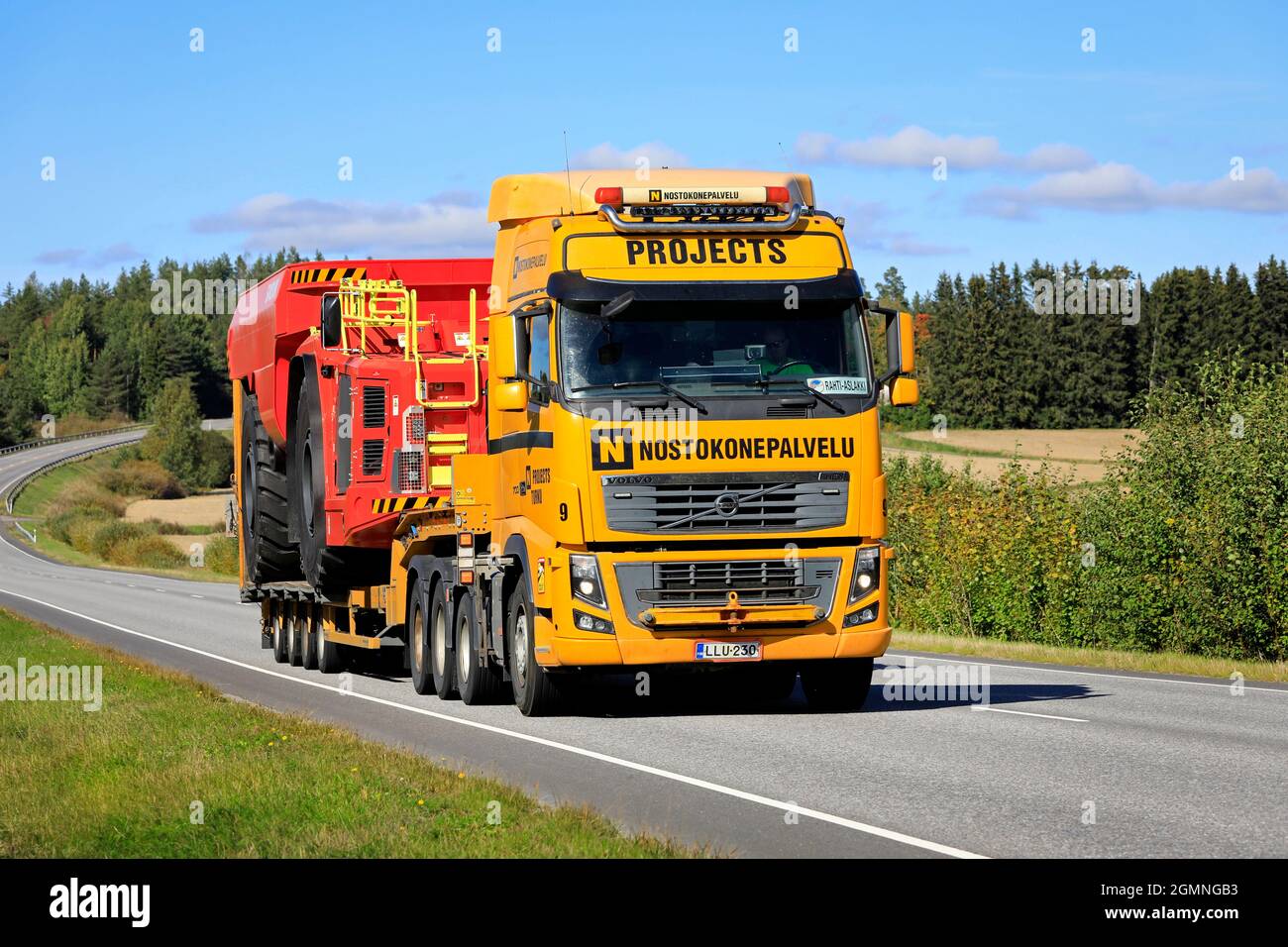 Volvo FH16 semirimorchio camion Nostokonepalvelu Oy trasporta Sandvik sotterraneo camion su strada 52 in una giornata di sole. Salo, Finlandia. Settembre 10, 2021. Foto Stock