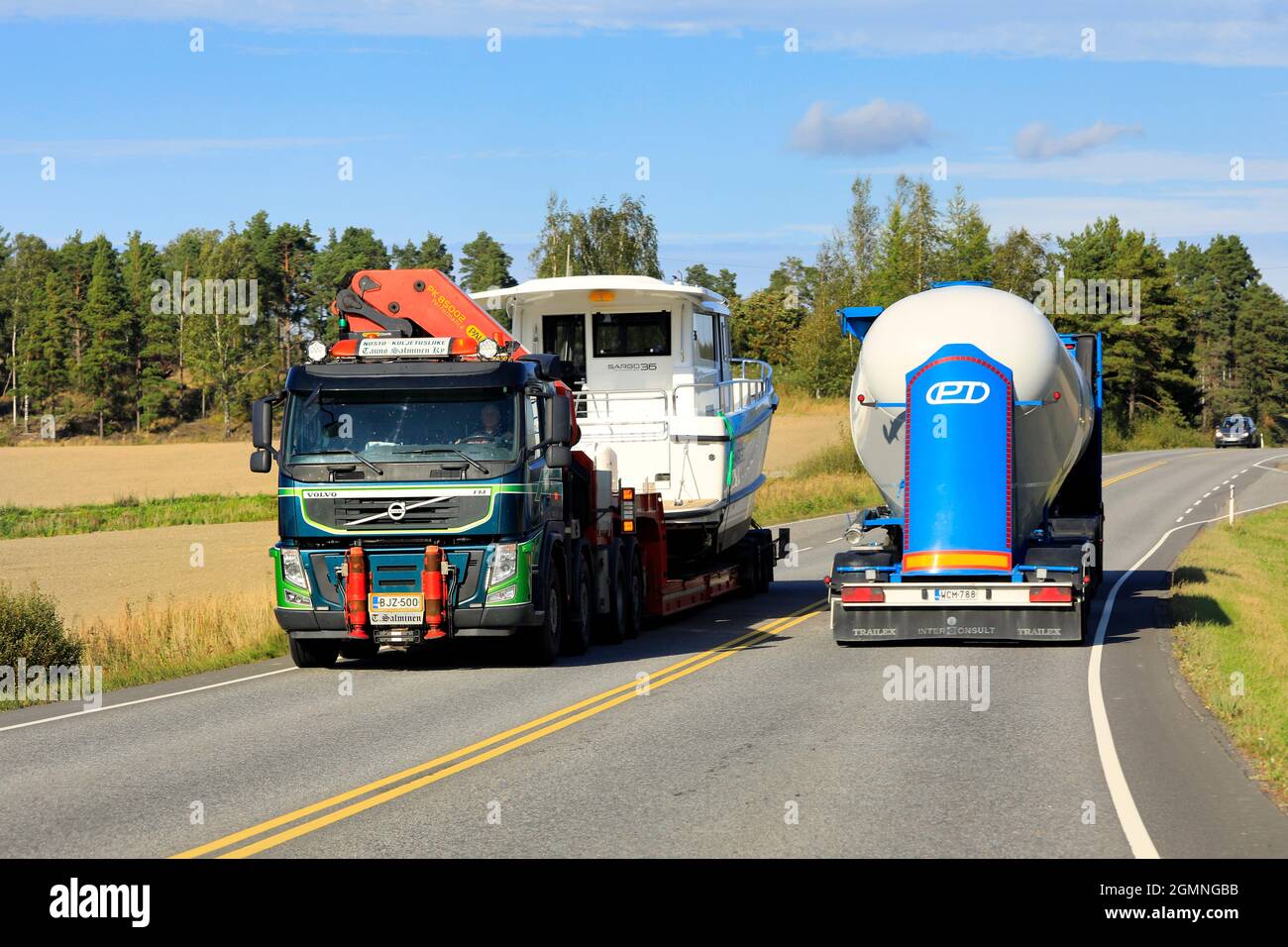 Il semirimorchio Green Volvo FM trasporta imbarcazioni da diporto sotto forma di carico maggiorato, il carro armato si muove nella direzione opposta. Salo, Finlandia. 9 settembre 2021 Foto Stock