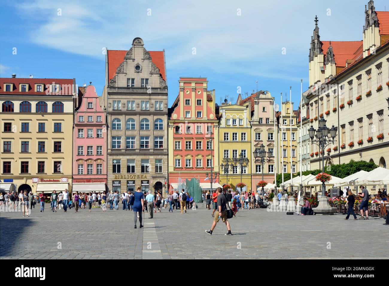 Wrocław, bassa Slesia, Polonia - 18 giugno 2016: Peoplewalking nella piazza del mercato nella storica città vecchia di Breslavia in Polonia. Foto Stock