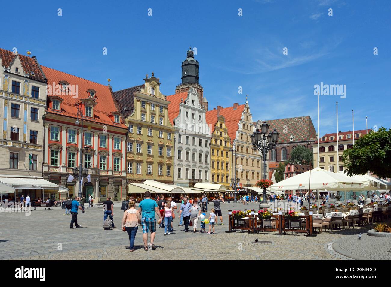 Wrocław, bassa Slesia, Polonia - 19 giugno 2016: Peoplewalking nella piazza del mercato nella storica città vecchia di Breslavia in Polonia. Foto Stock