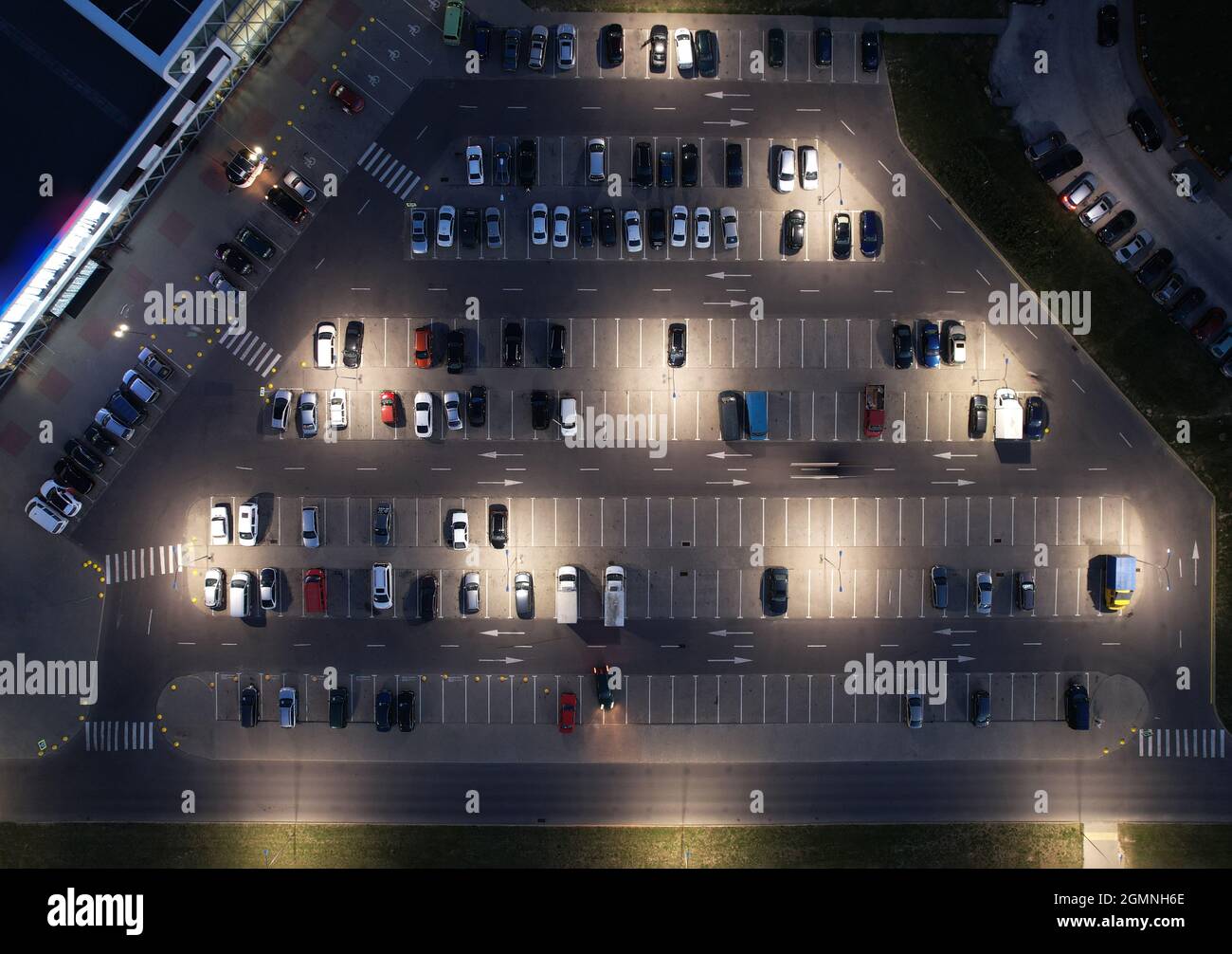Parcheggio con auto di notte dall'alto Foto Stock