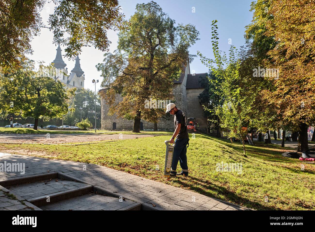 Lviv, Ucraina - 10 settembre 2021: Un dipendente utilizza le apparecchiature di tracciamento per trovare la posizione di tubazioni e cavi sotterranei. Rilevamento radio. Foto Stock