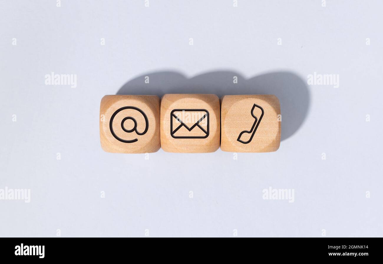 Contattaci icone su blocchi di legno isolati su sfondo grigio Foto Stock