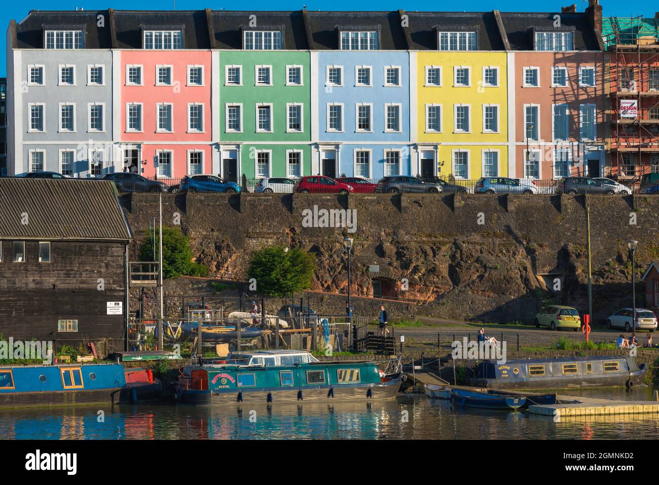 Bristol casa, vista di case colorate a schiera in Redcliffe Parade situato sopra il fiume Avon nel centro di Bristol, Inghilterra Regno Unito Foto Stock