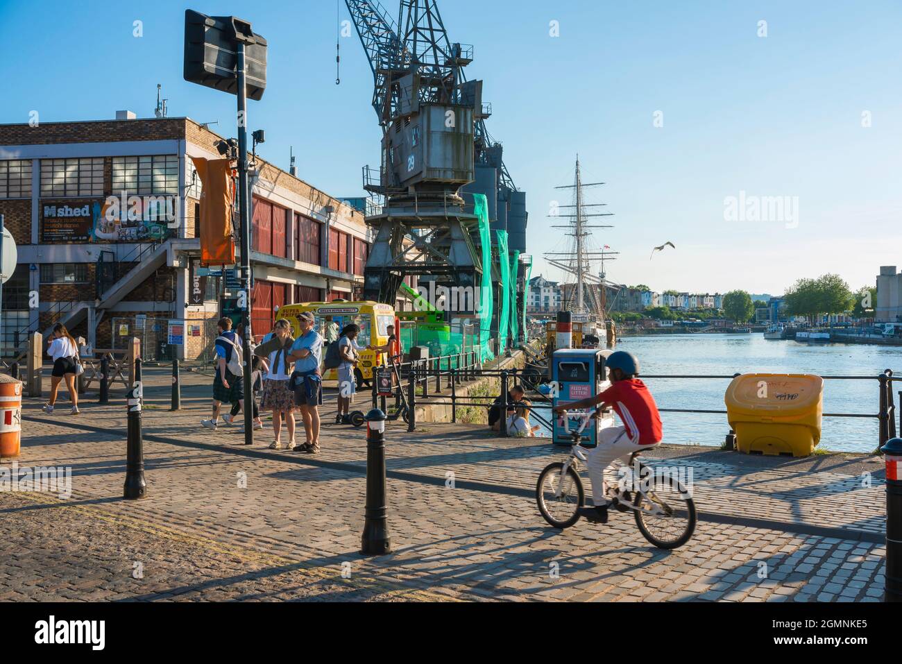 Bristol UK, guarda in estate le persone sul ponte Prince Street Bridge, un ponte che collega lo storico porto galleggiante al centro della città, Bristol, Inghilterra, Regno Unito Foto Stock