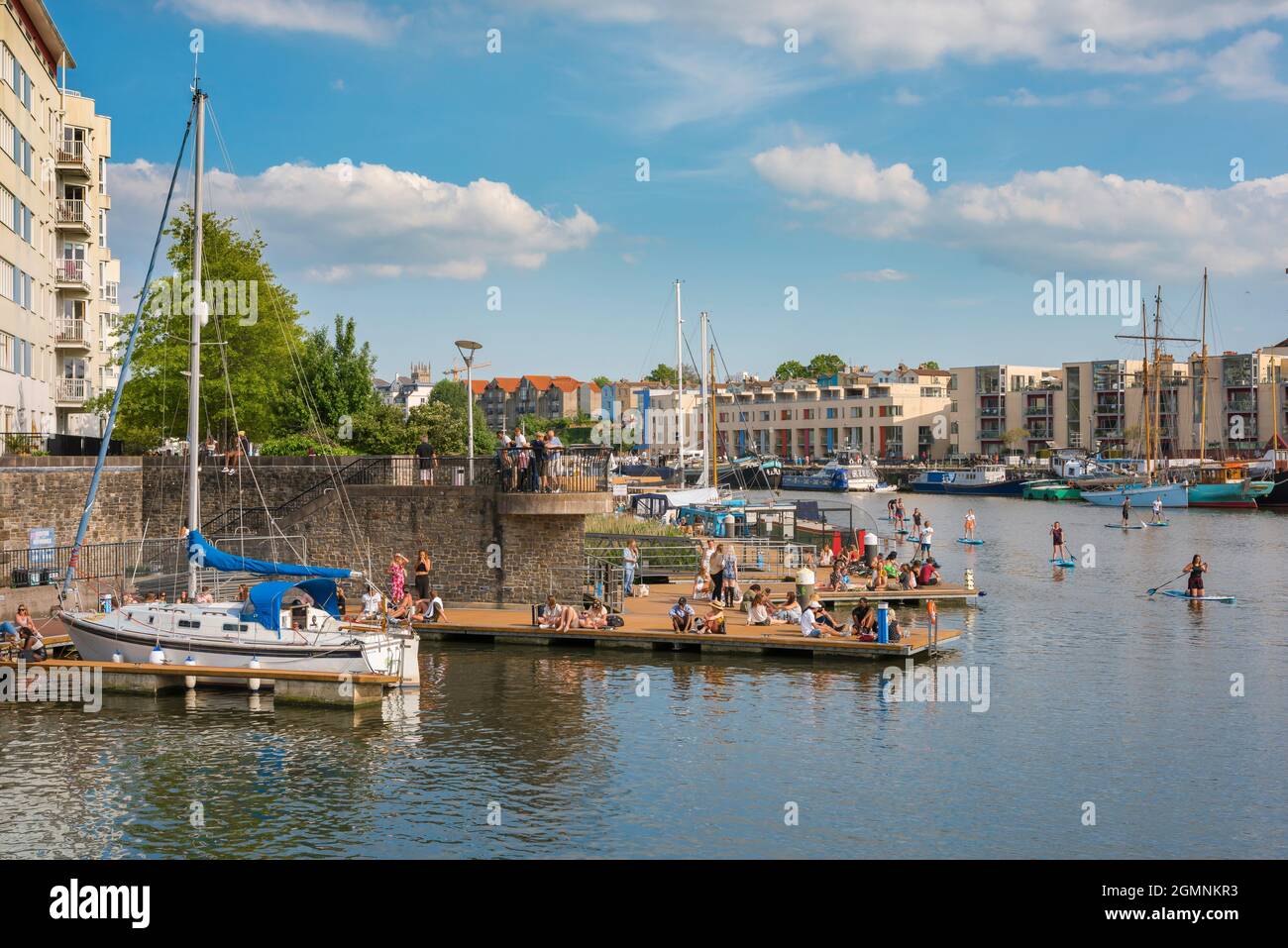 Bristol Harbour People, vista in estate di persone che si rilassano nella popolare Harborside Inlet a Bristol, Inghilterra, Regno Unito Foto Stock