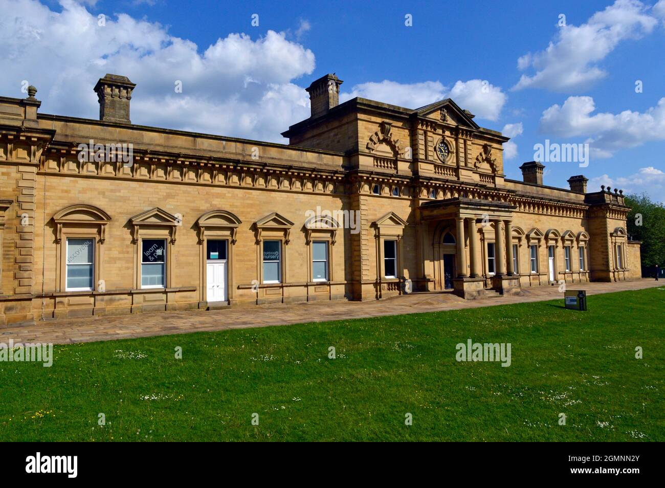 HALIFAX. WEST YORKSHIRE. INGHILTERRA. 05-29-21. La stazione ferroviaria originale, ornata. Fino a poco tempo fa usato come asilo per l'Eureka adiacente! museo. Foto Stock