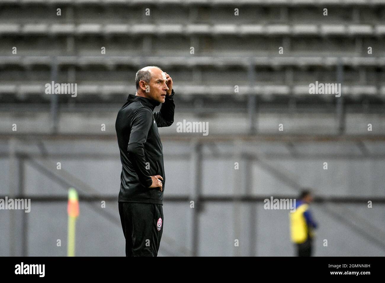 ZAPORIZHZHIA, UCRAINA - 19 SETTEMBRE 2021 - Capo allenatore del FC Zorya Luhansk Viktor Skrypnyk è visto a margine durante il Pre ucraino 2021/2022 Foto Stock