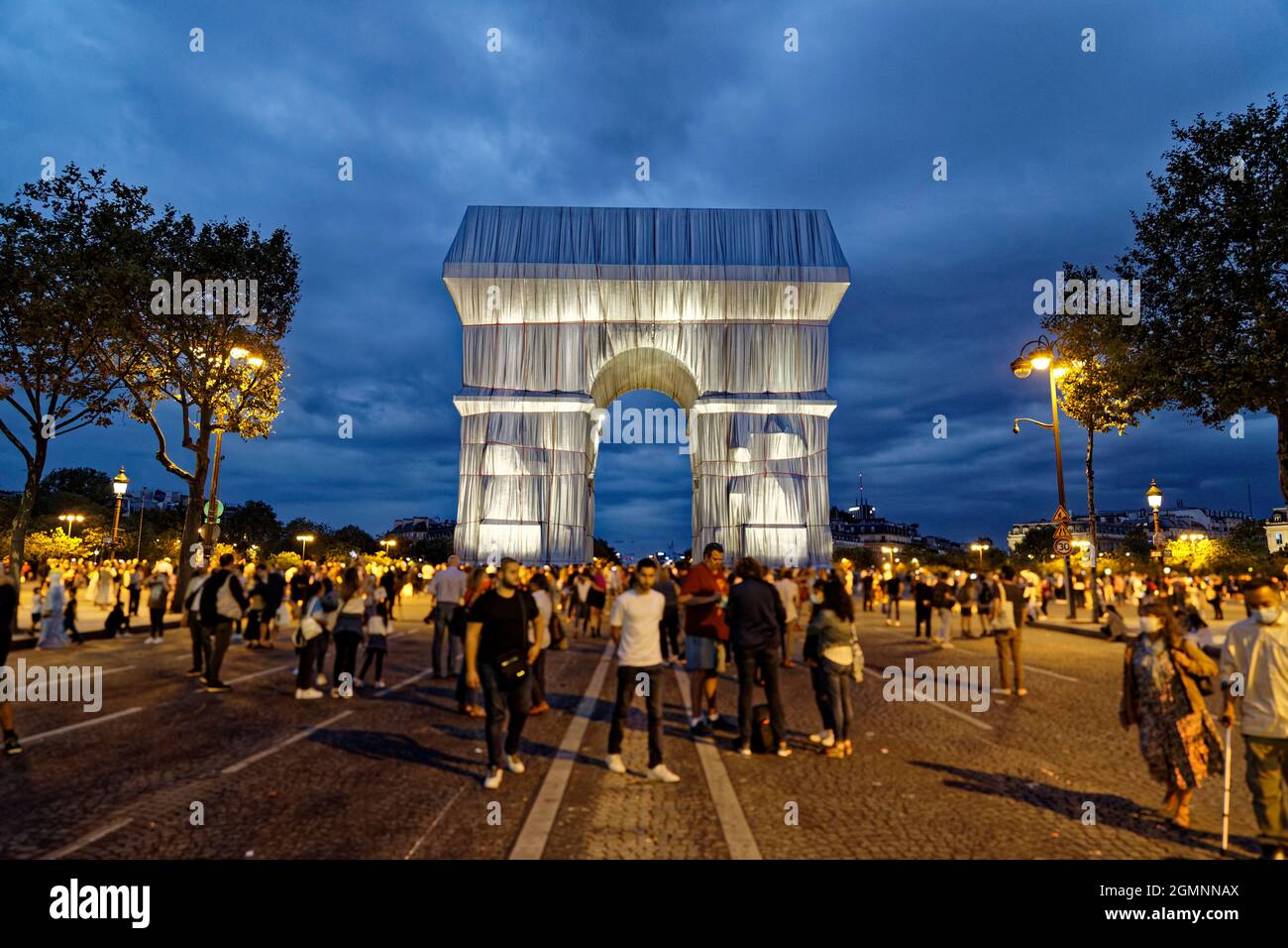 Parigi, Francia. 18 settembre 2021. Installazione artistica da parte dei tardi artisti Christo Vladimiroff Javacheff e sua moglie Jeanne-Claude Denat de Guillebon. Foto Stock