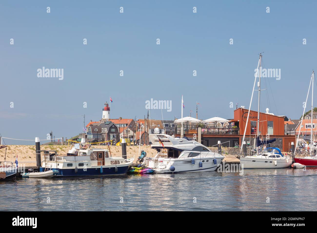 Urk, Paesi Bassi - 7 luglio 2021: Vista estiva del porto olandese con yacht e barche a vela a Urk, Paesi Bassi Foto Stock