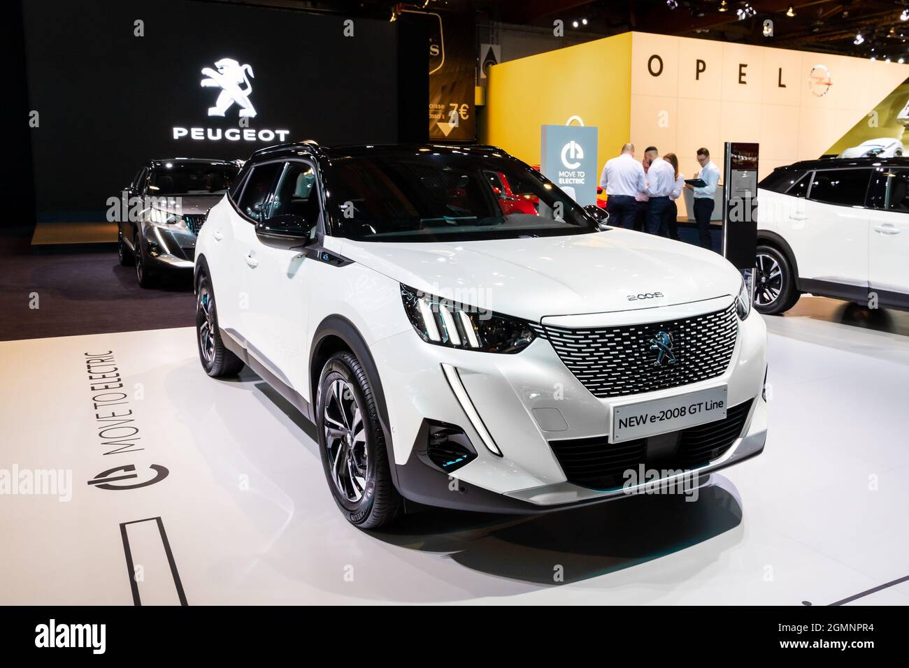 Peugeot e-2008 GT Line nuovo modello di auto elettrica SUV presentato al Motor Show Autosalon 2020. Bruxelles, Belgio - 9 gennaio 2020. Foto Stock