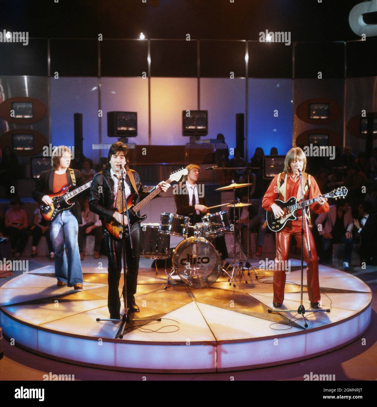Dozy, Beaky, Mick & Tich, kurz: DBMT, britische Rock und Beat Gruppe, Trevor Leonard Dosy Ward-Davies, John Beaky Dymond, Michael Mick Wilson, Ian Tich Amey, spielen ihren hit: You've Got Me on the Run, ZDF Musiksendung: Disco, 25. Febbraio 1980. Dozy, Beaky, Mick and Tich o DBM&T, gruppo British Rock and Beat, suonano il loro hit: You've Got Me on the Run, programma musicale ZDF: Disco, 25 febbraio 1980. Foto Stock