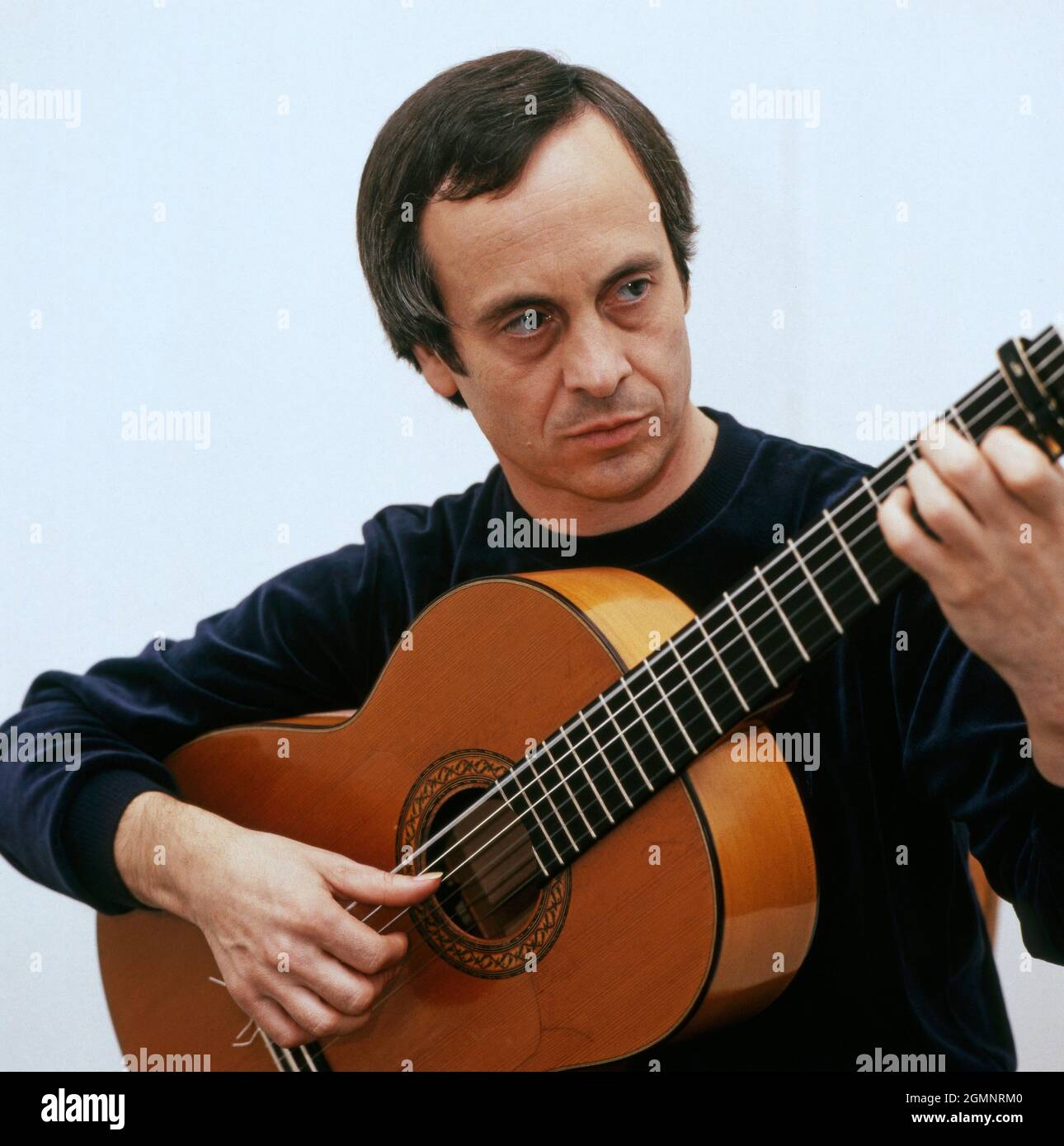 Paco Peña, spanischer Flamenco Gitarrist, Ritratto mit Gitarre 1985. Paco Peña, chitarrista spagnolo di flamenco, ritratto con chitarra 1985. Foto Stock