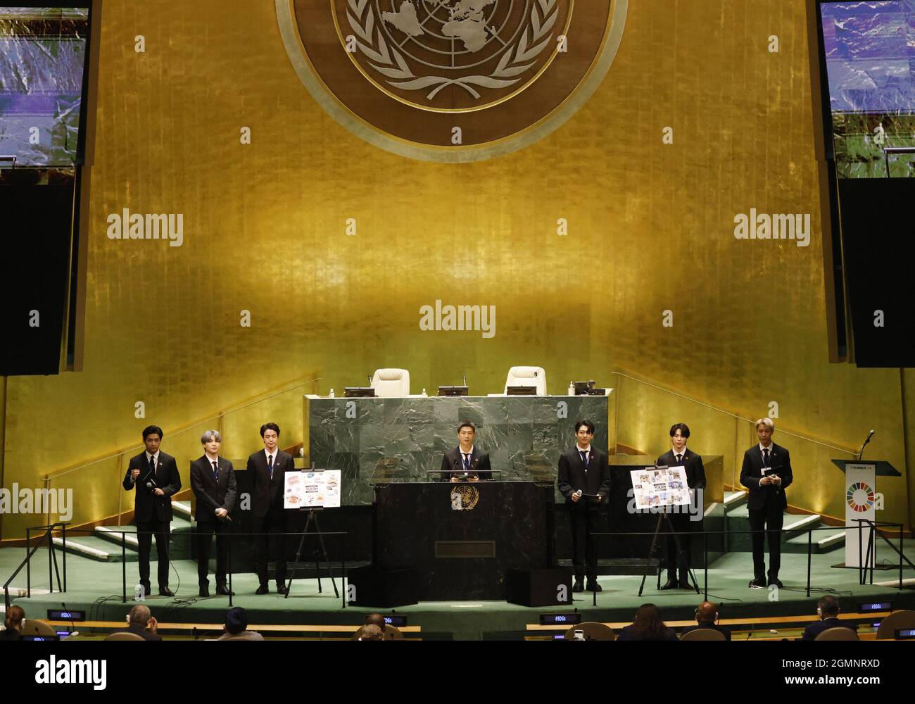 New York, Stati Uniti. 20 Settembre 2021. I membri della banda di ragazzi sudcoreana BTS intervengono a turno all'evento SDG Moment come parte della 76a sessione dell'Assemblea Generale delle Nazioni Unite dibattito generale nella Sala dell'Assemblea Generale delle Nazioni Unite presso la sede delle Nazioni Unite lunedì 20 settembre 2021 a New York City. Foto di John Angelillo/UPI Credit: UPI/Alamy Live News Foto Stock