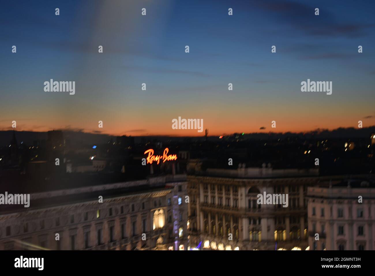 Vista al tramonto dal Duomo di Milano Foto Stock