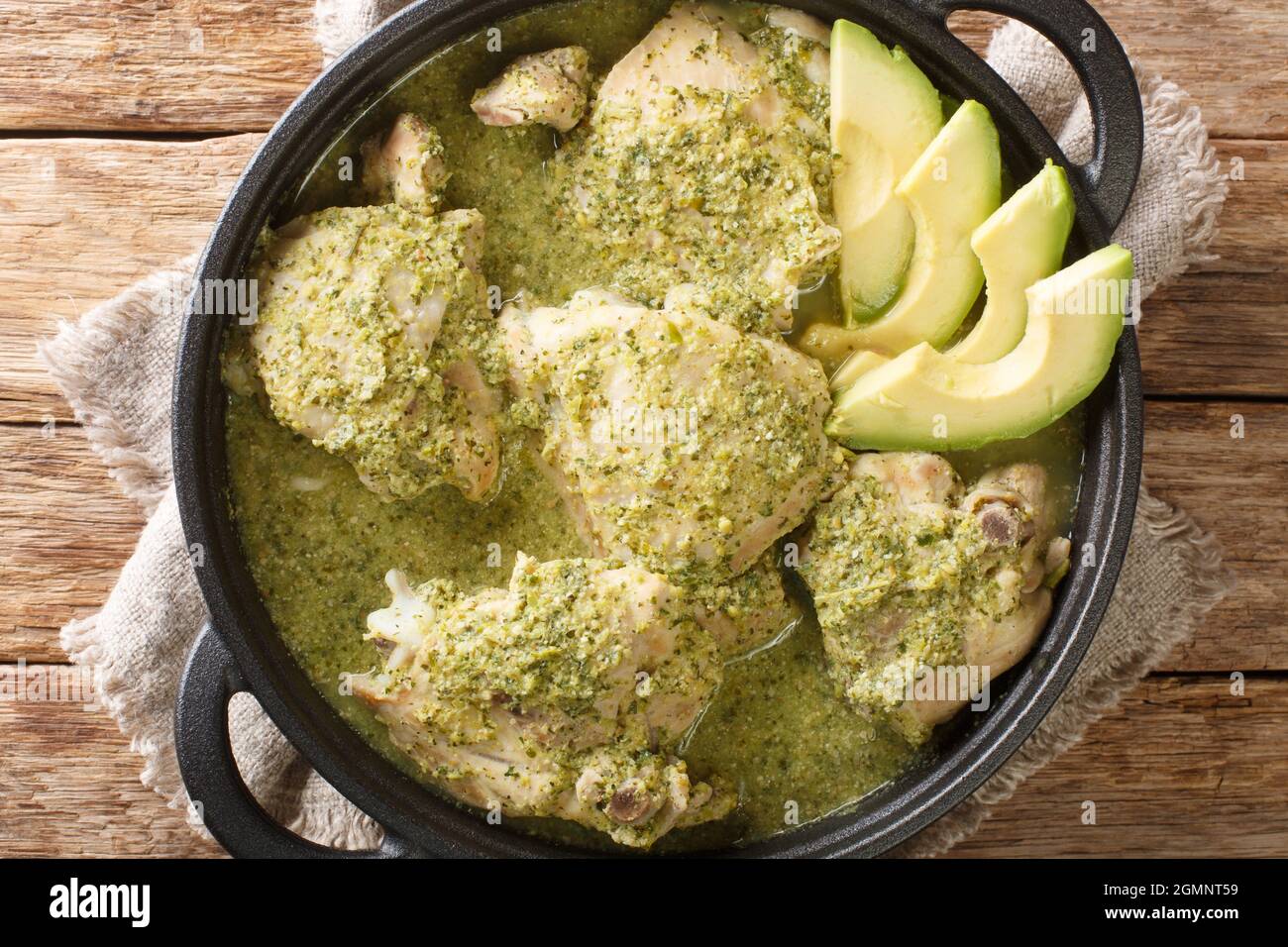 Jocon de pollo guatemalteco con salsa di tomatillo da vicino nel piatto sul tavolo. Vista dall'alto orizzontale Foto Stock