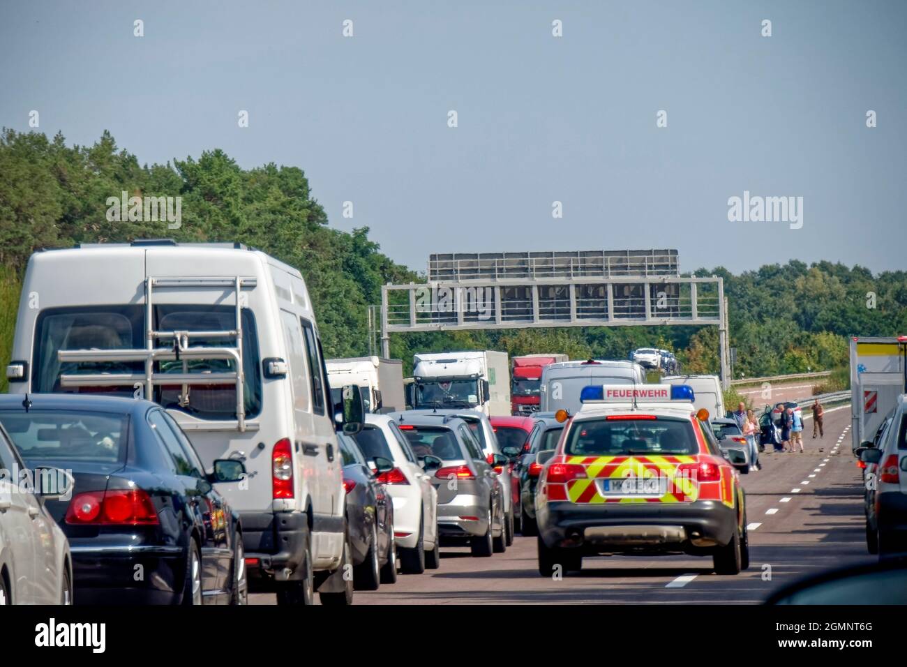 Rettungsgasse nach Verkehrsunfall auf der A2 bei Anschlussstelle Netzen am 06.09.2021 gegen 13.10 . 2 Autos krachten in die Leitplanke, dabei wurden 5 Foto Stock