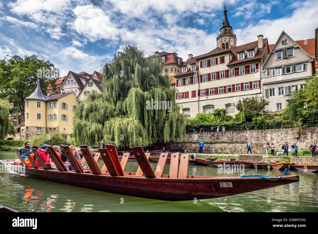Stocherkähne auf dem Neckar, Tübinger Altstadtfassaden mit Hölderlinturm, Baden-Württemberg, Deutschland, Europa, Tübingen Foto Stock