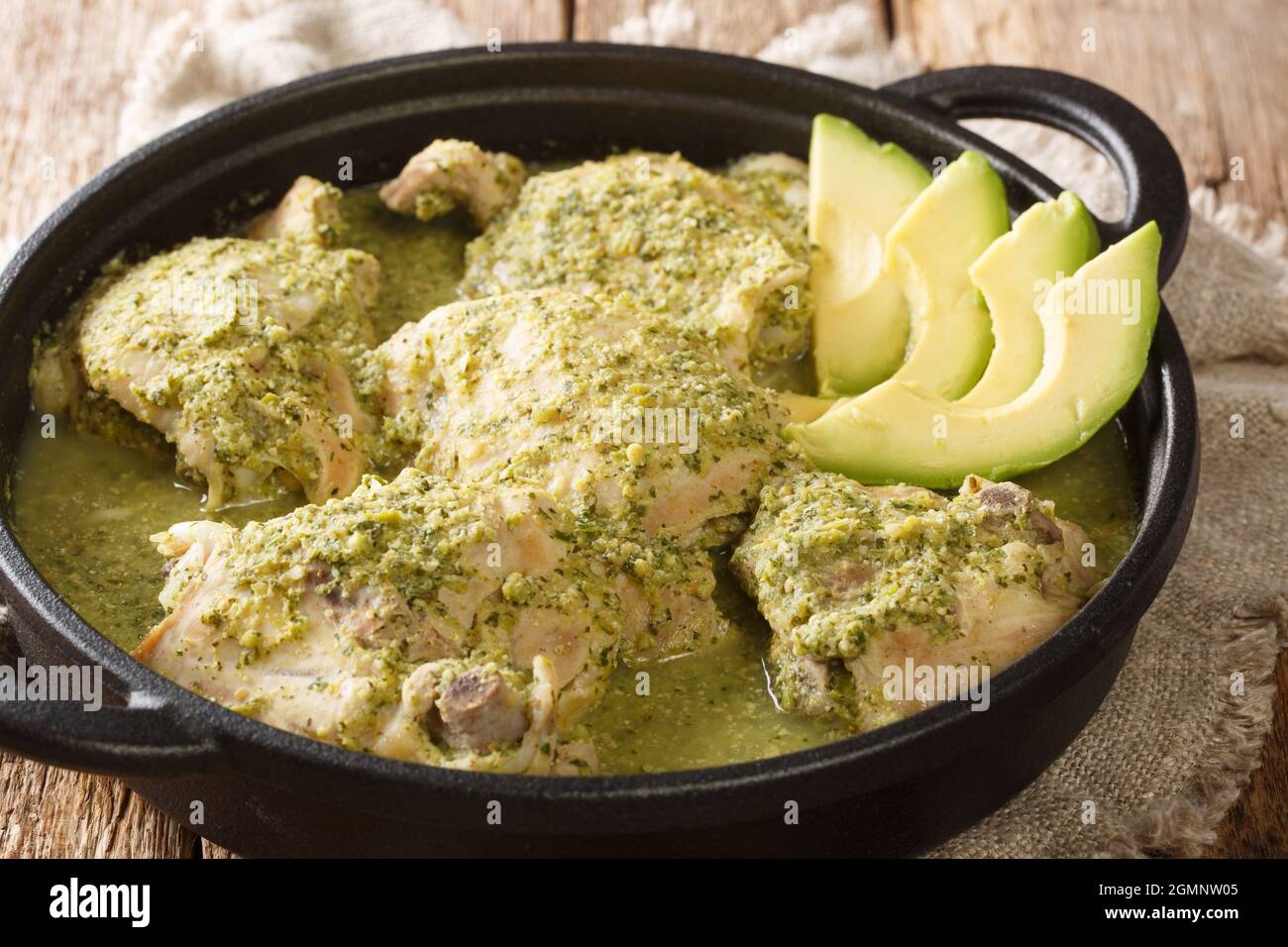Ricetta di Jocon pollo guatemalteco in salsa di tomatillo cilantro da vicino nel piatto della tabella. Orizzontale Foto Stock