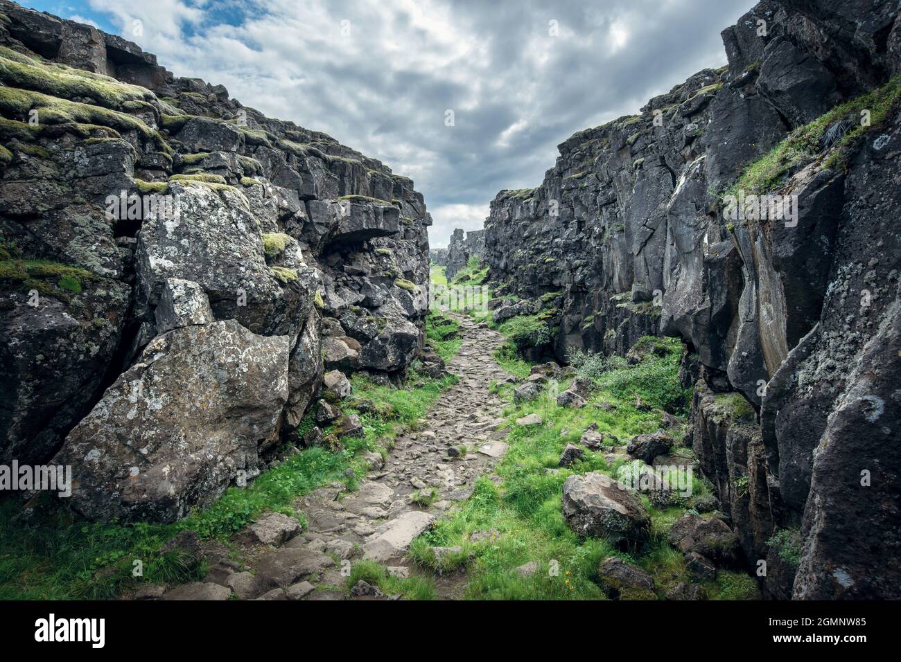 Sentiero in un canyon nel Parco Nazionale di Thingvellir, Islanda Foto Stock